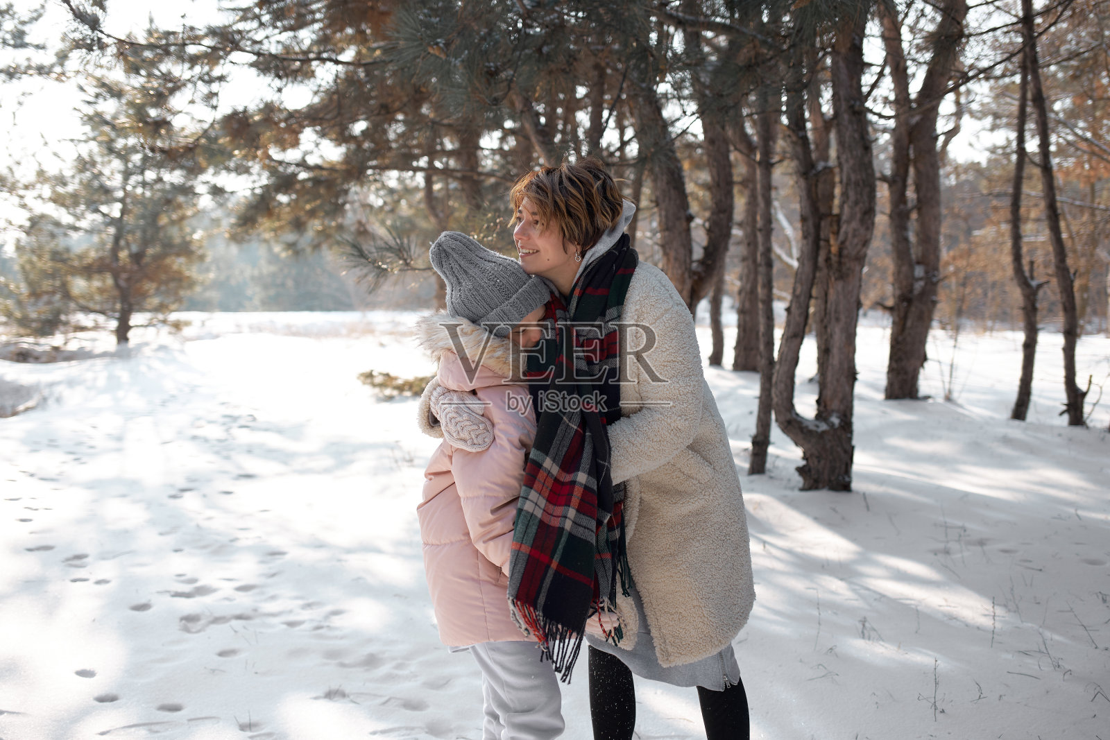 冬日森林里幸福的一家人。高质量照片照片摄影图片