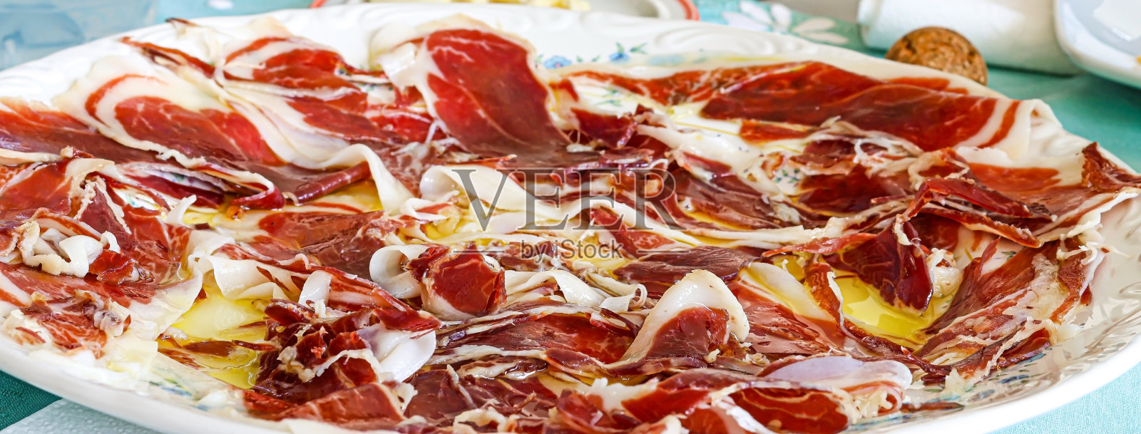 用初榨橄榄油烹制的西班牙伊比利亚火腿照片摄影图片