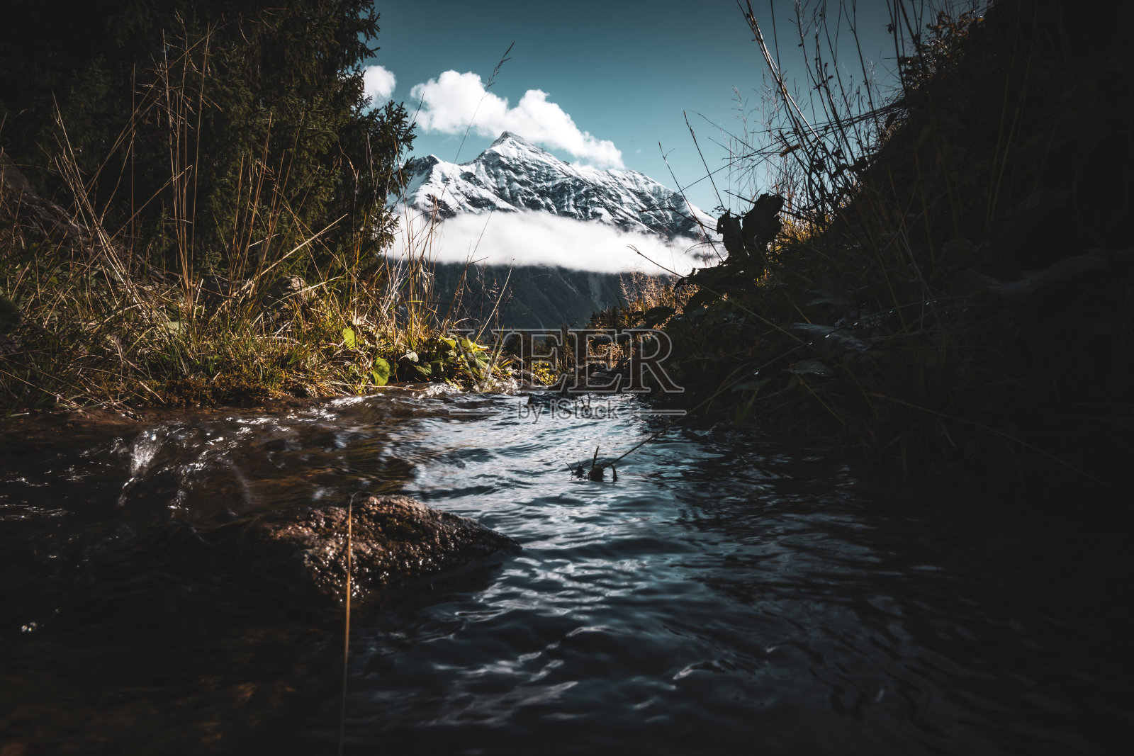 从秋天到冬天在瑞士阿尔卑斯山照片摄影图片