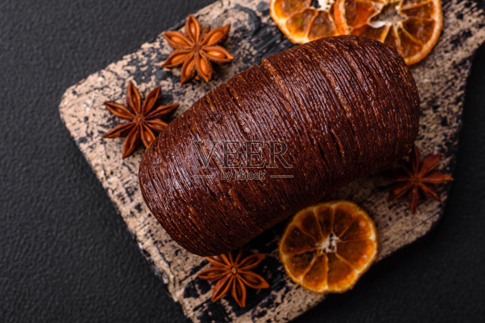 香甜酥脆的酥皮夹心巧克力照片摄影图片