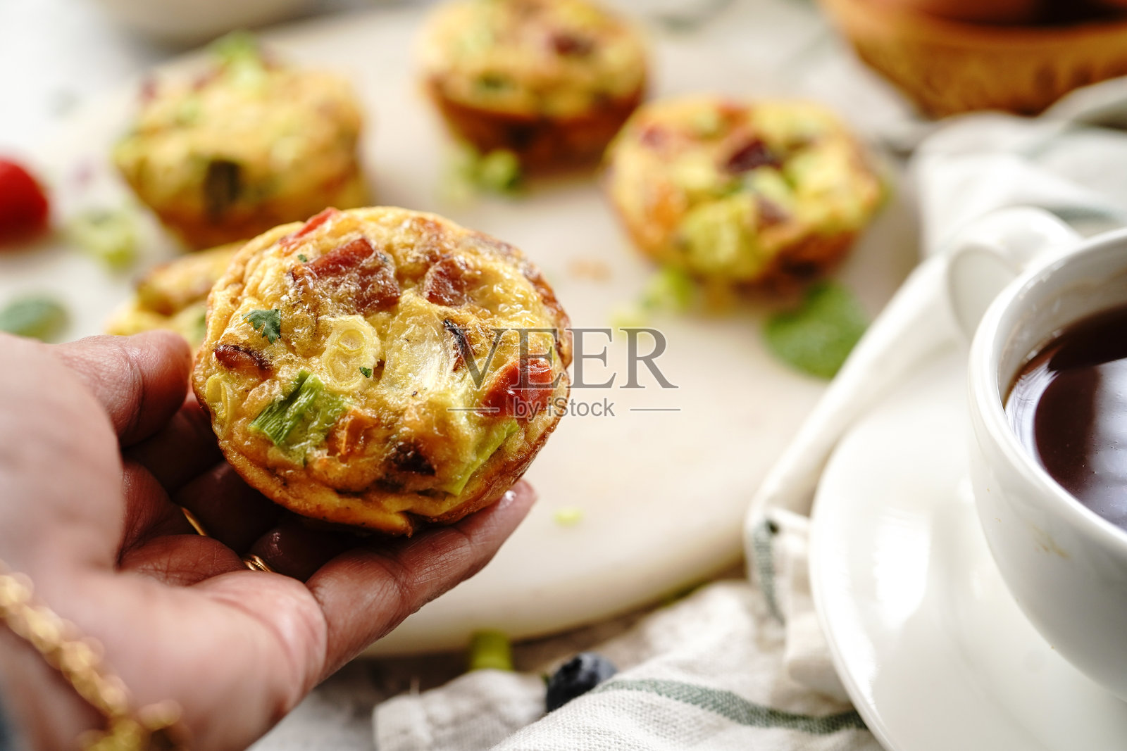 早餐鸡蛋松饼照片摄影图片