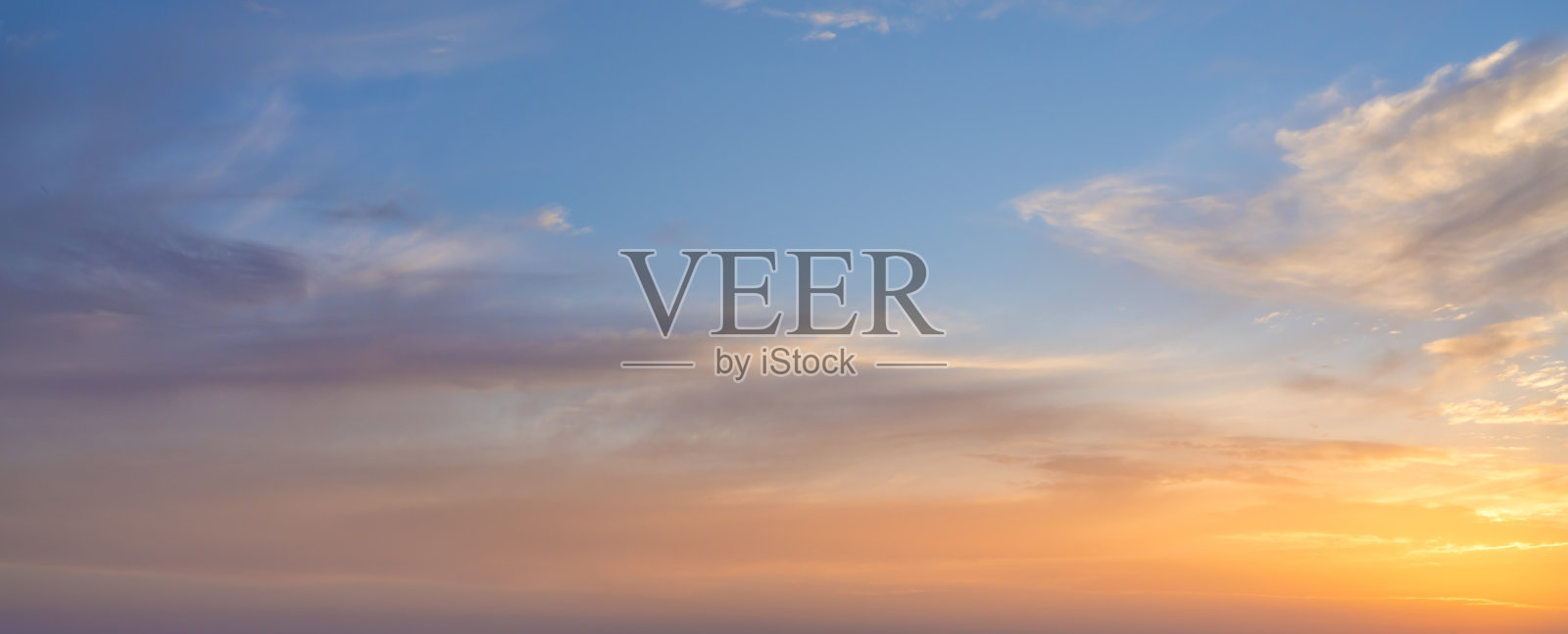 发光的真正的天空在日落纹理背景叠加。引人注目的红色和橙色云。照片摄影图片