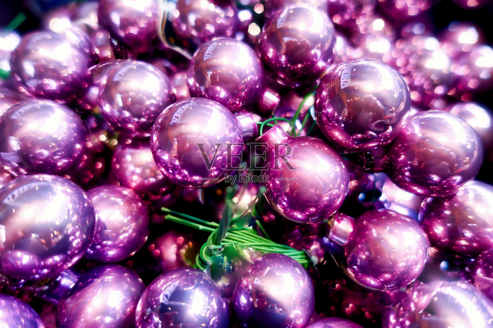 为了装饰的目的，比如圣诞节用闪亮的粉红色圣诞小玩意照片摄影图片