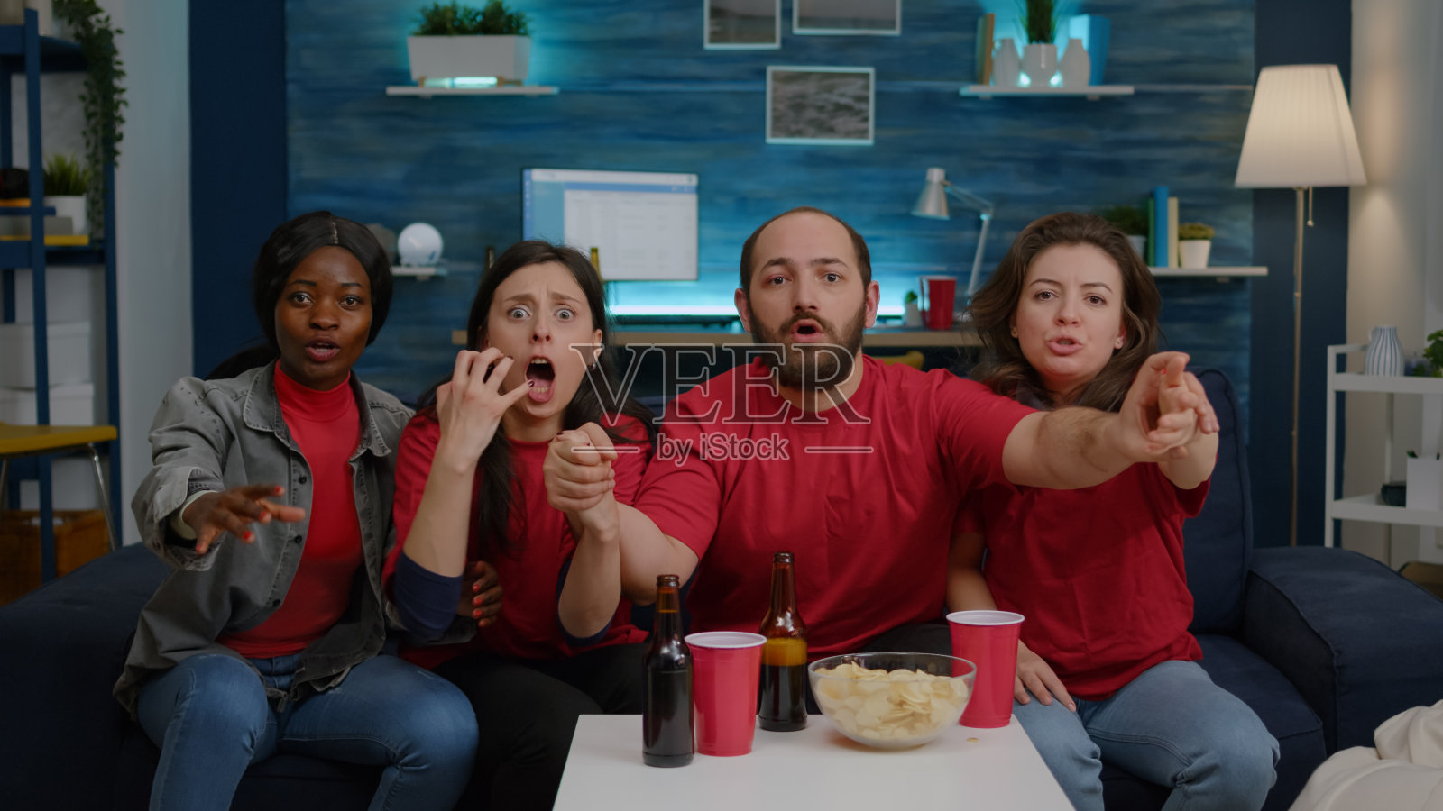 沮丧的多民族朋友在足球队输掉比赛冠军后感到失望。照片摄影图片