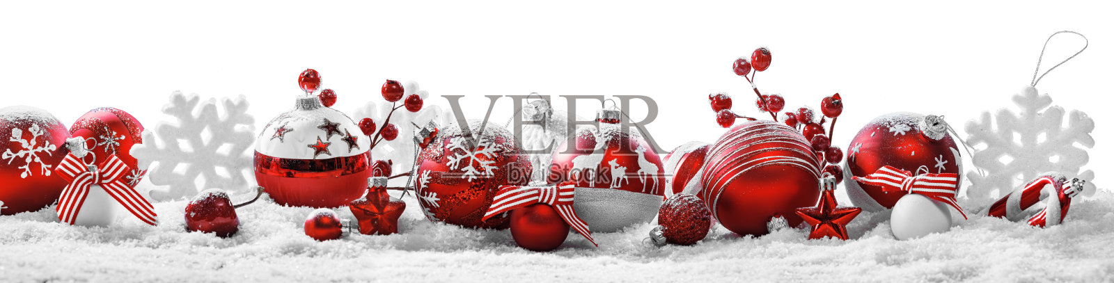 圣诞构图有红球、星星和雪花照片摄影图片