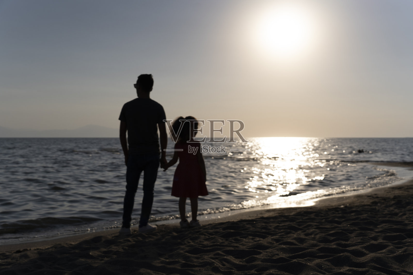 父女在沙滩上散步，父亲节概念照片摄影图片