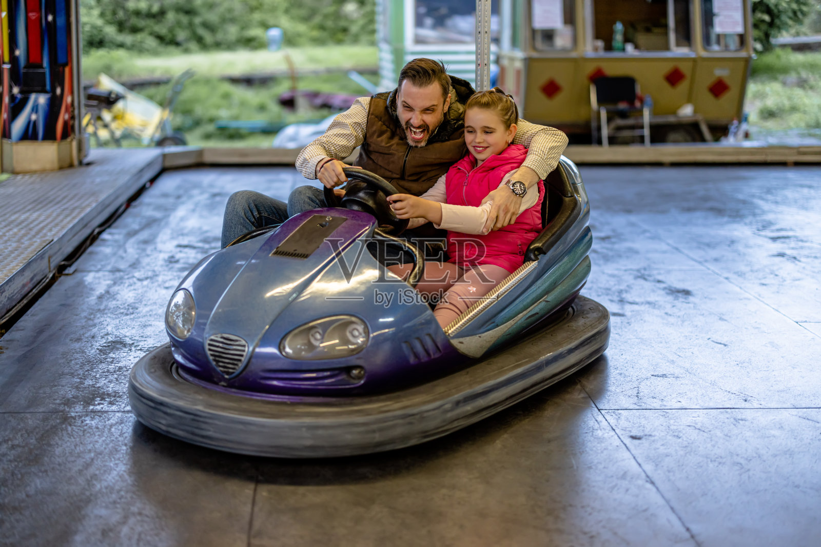 父母和孩子在游乐园创造了笑声和刺激的交响乐照片摄影图片