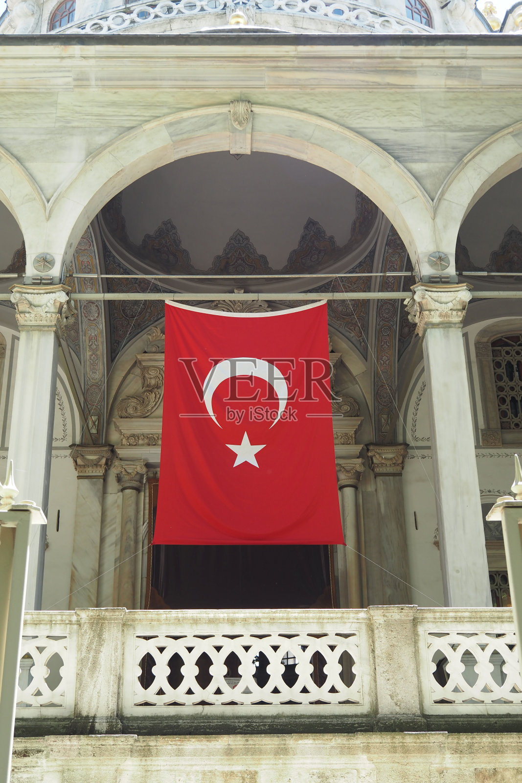 窗户上挂着土耳其国旗照片摄影图片