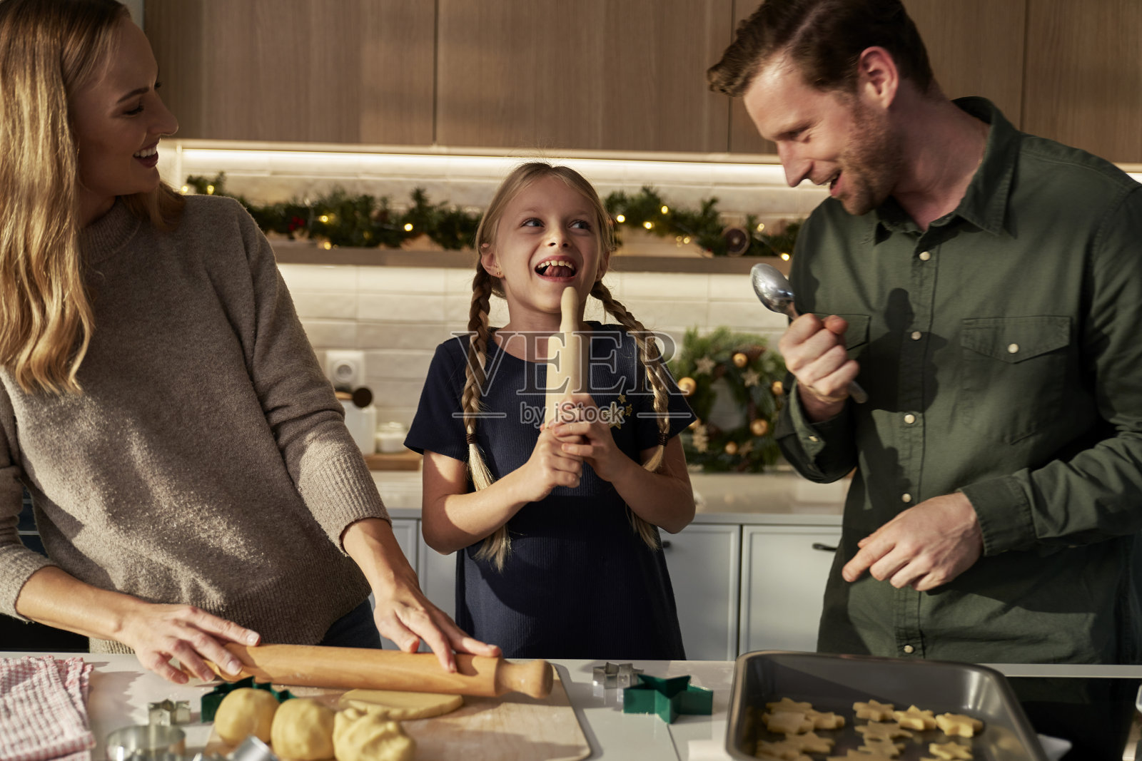 高加索三口之家在厨房里做姜饼照片摄影图片