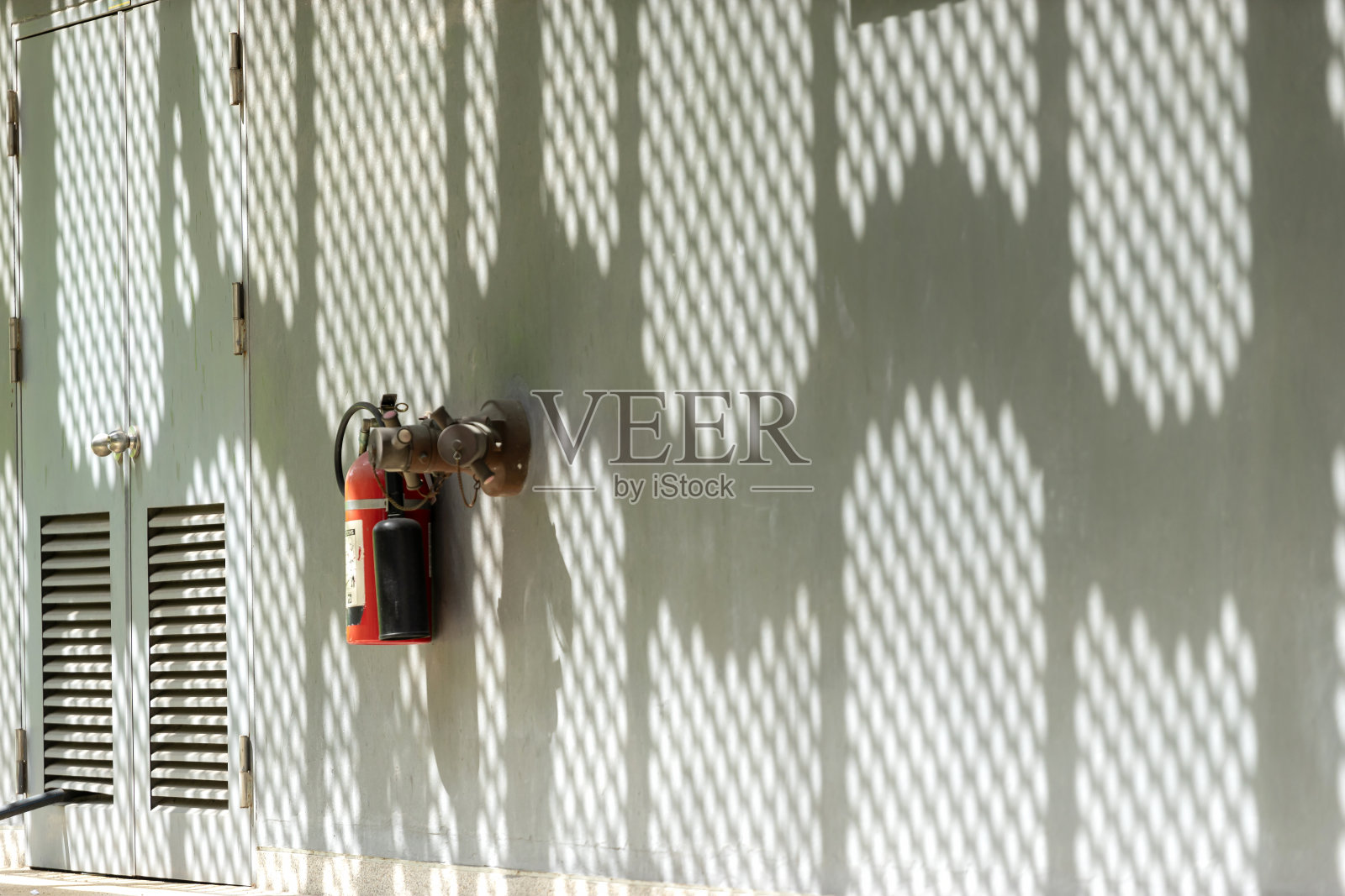 墙上设置了灭火器，以加强安全。照片摄影图片