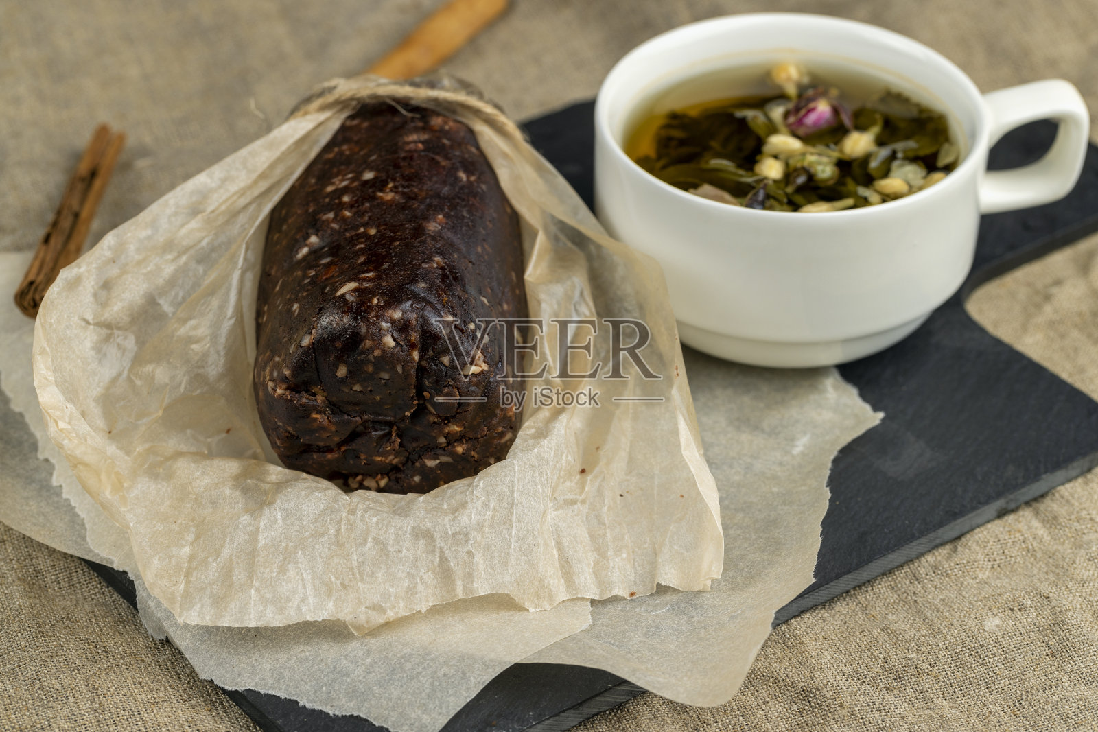 由黄油、可可粉、花生和饼干制成的巧克力团照片摄影图片