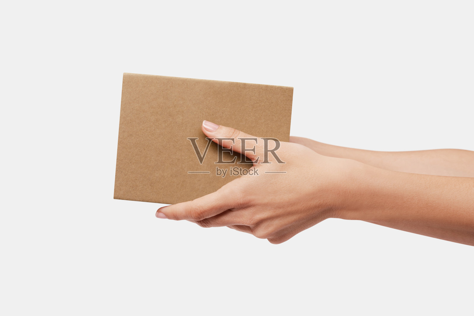 搬运纸箱的双手照片摄影图片