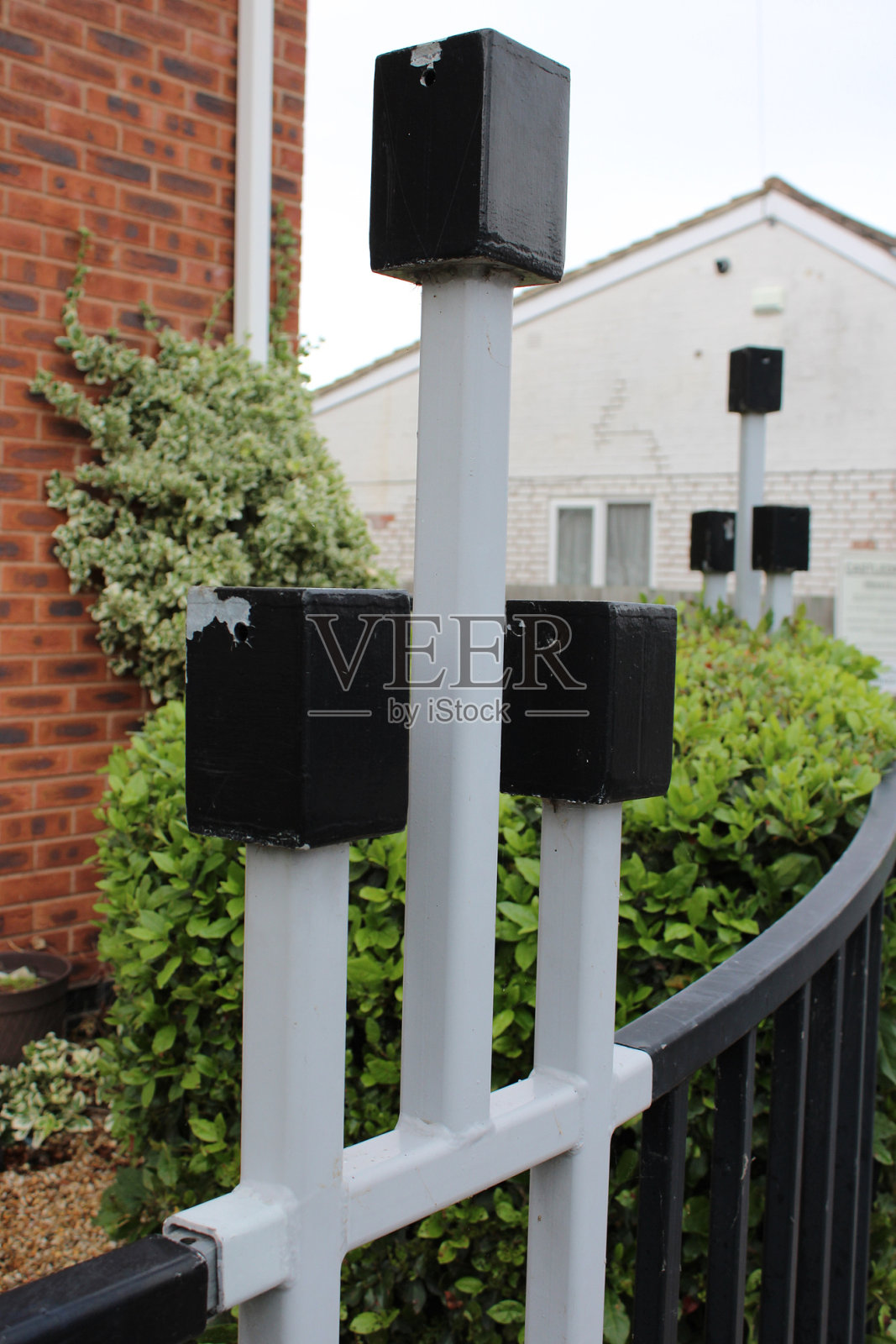 户外金属栏杆上的金属特色物体照片摄影图片