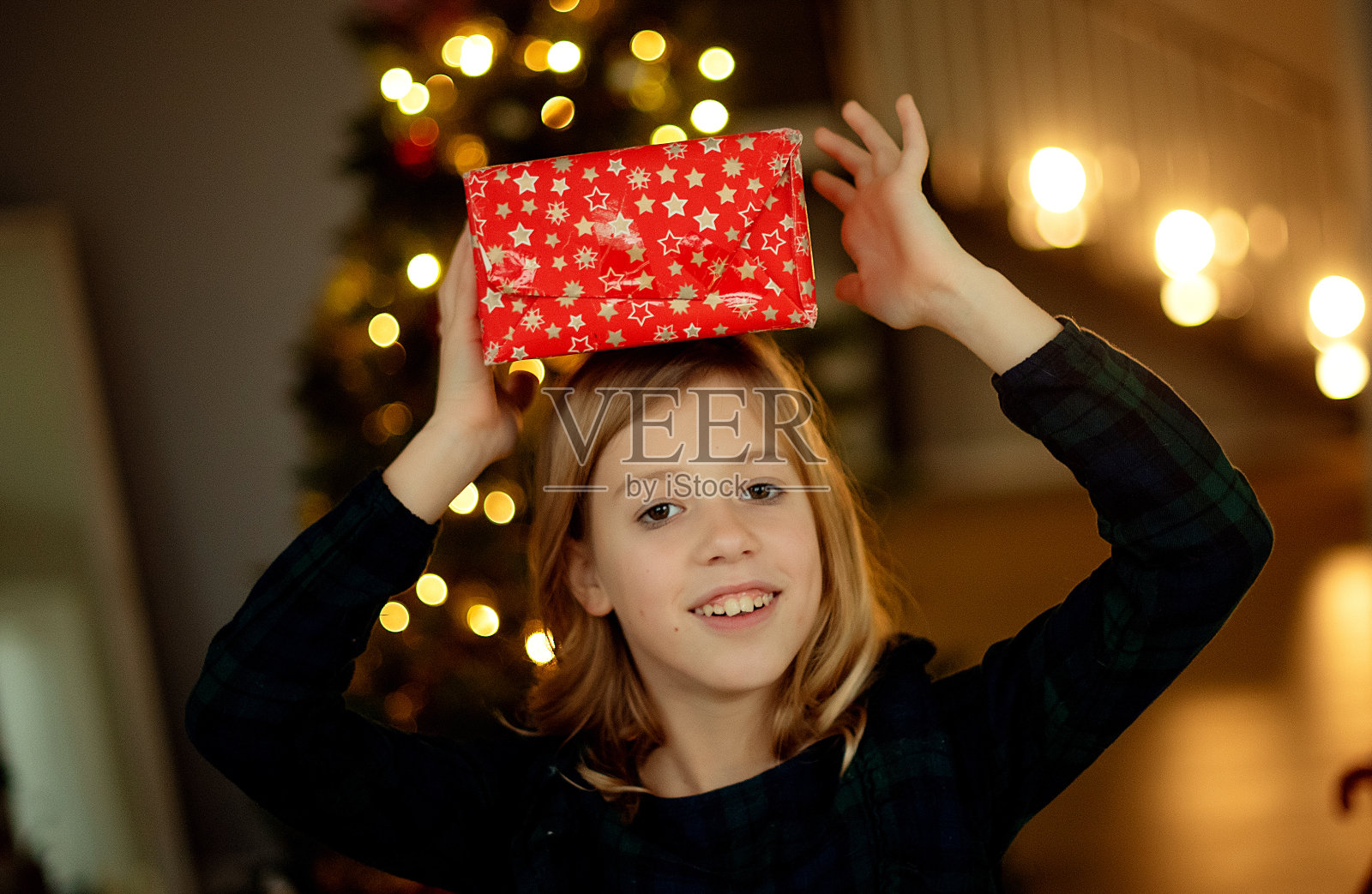 女孩高举着圣诞礼物照片摄影图片