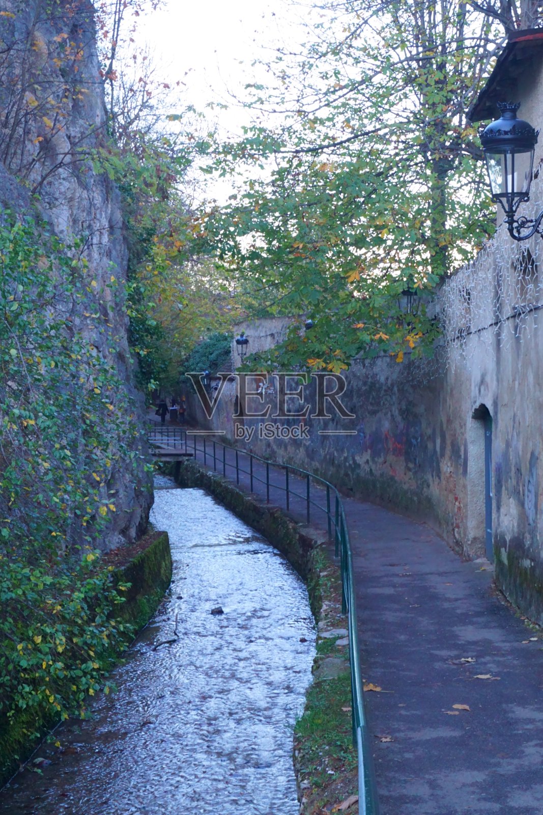 墙后小巷(Dupa Ziduri)，以罗马尼亚特兰西瓦尼亚布拉索夫要塞的城墙命名，照片摄影图片