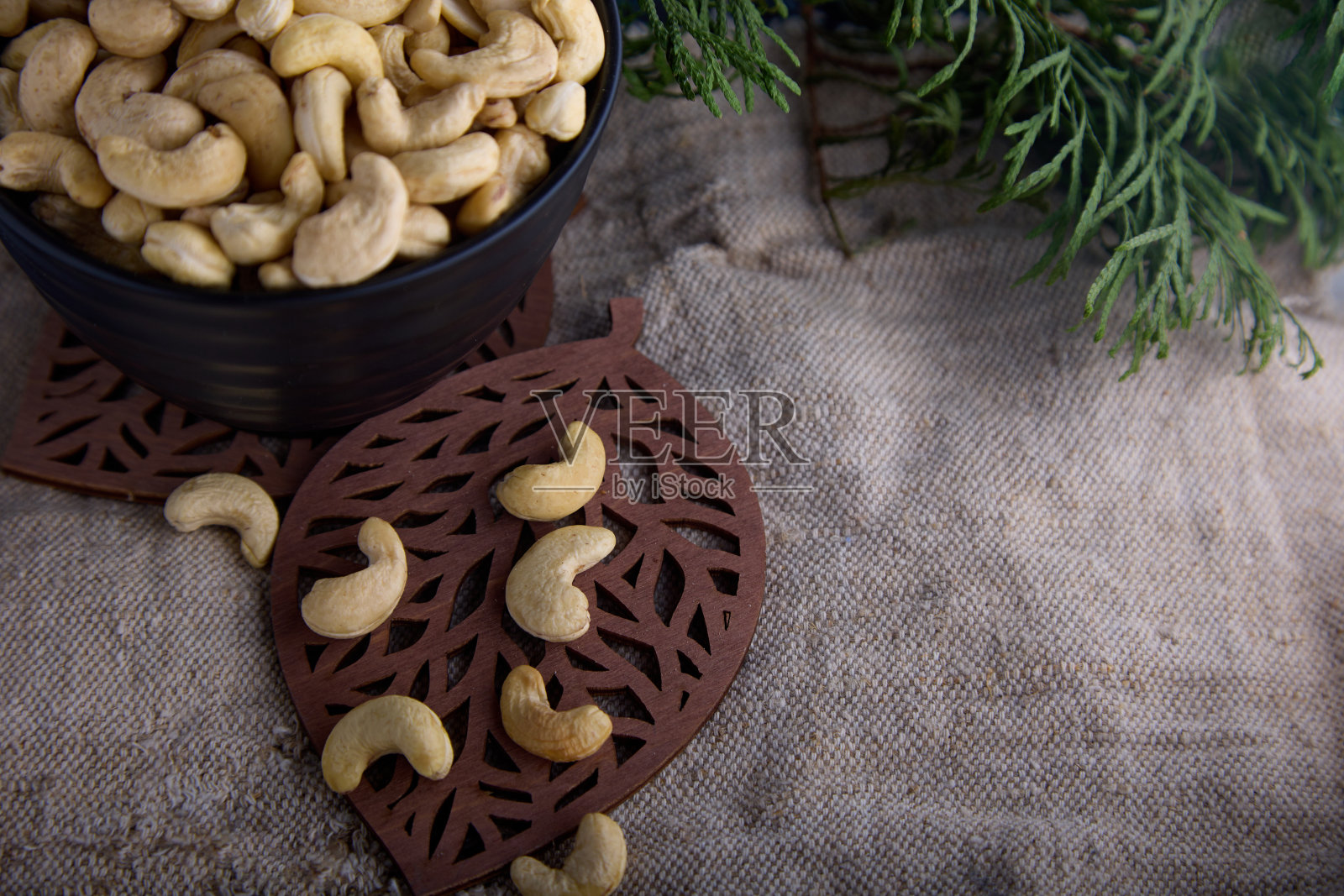 腰果盘放在麻袋上的木片上照片摄影图片