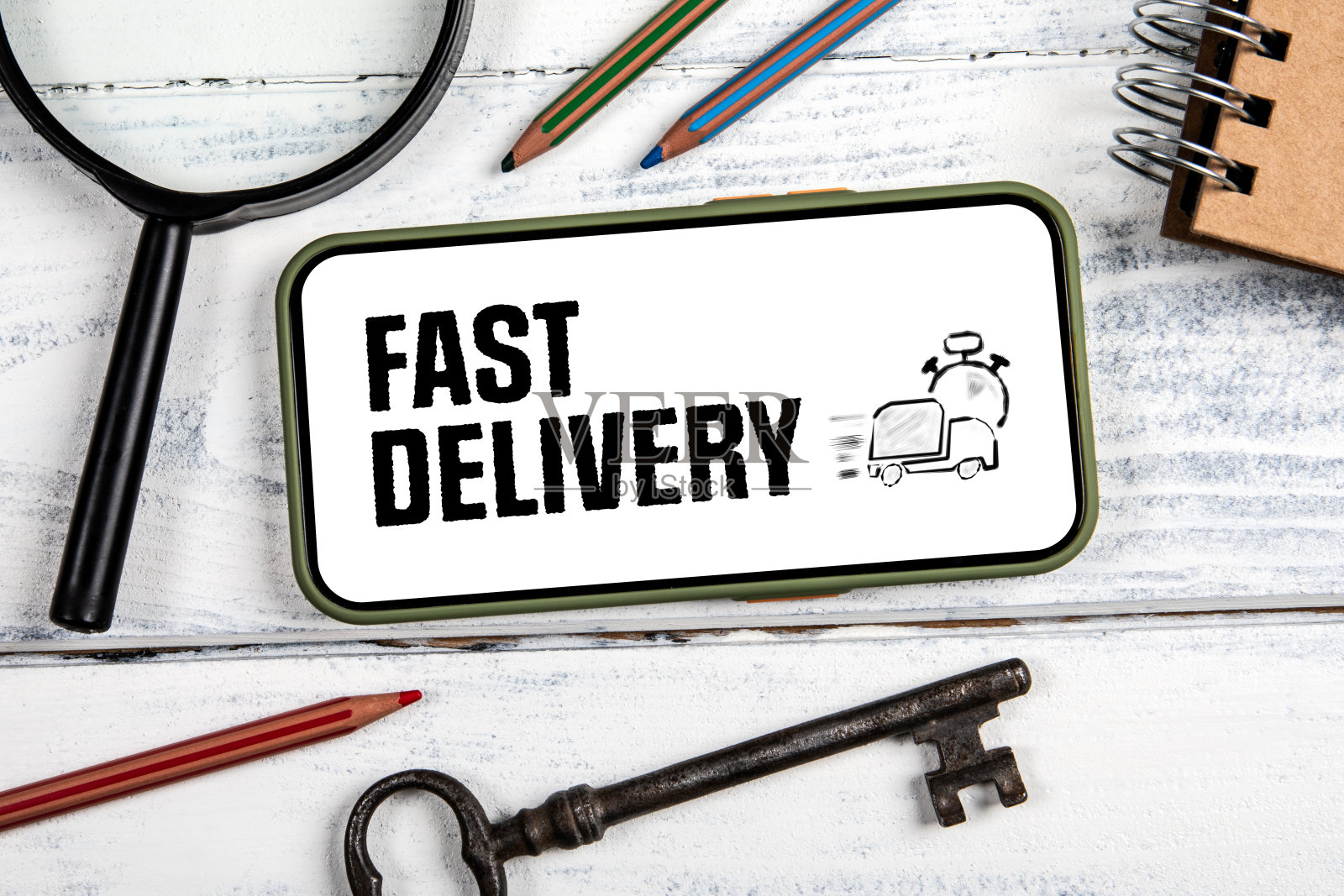 快速交付理念。白色木制背景的手机照片摄影图片