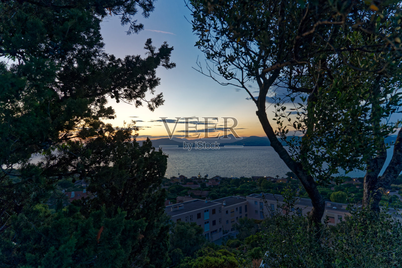 风景秀丽的海洋与蓝色多云的天空和山全景的背景，在法国南部。照片摄影图片