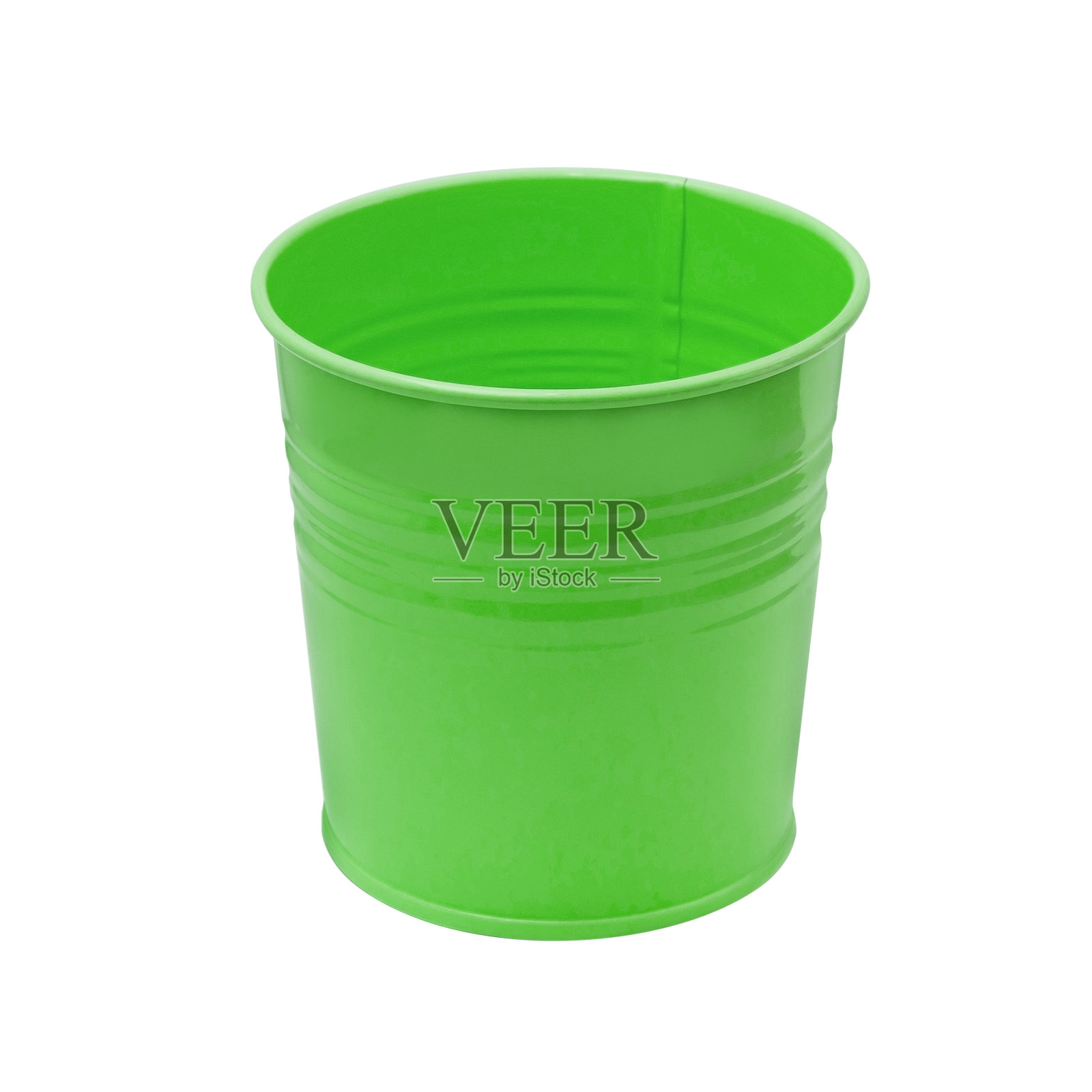 白色背景上的绿色空铁桶。照片摄影图片