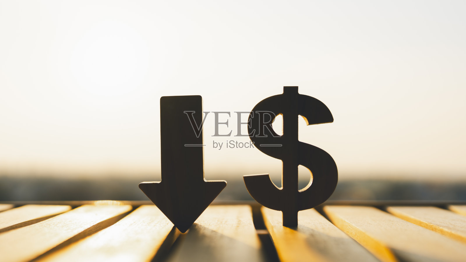 美元符号和向下的箭头，成功的概念，方法，提高或降低美联储利率以纠正通货膨胀概念的系统。照片摄影图片