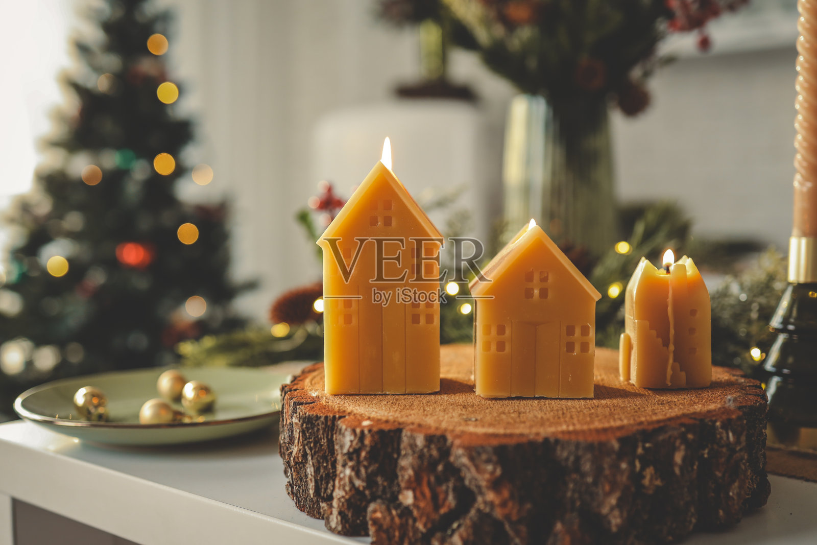 圣诞氛围中燃烧的蜡烛照片摄影图片