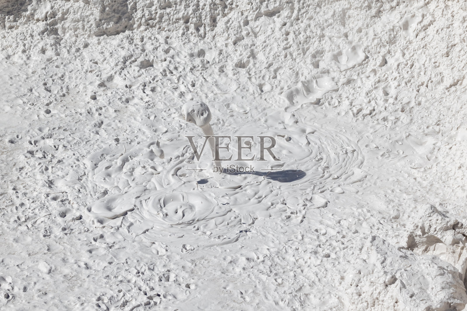 在黄石国家公园的艺术家油漆池里，泥坑里冒着泡泡的泥照片摄影图片