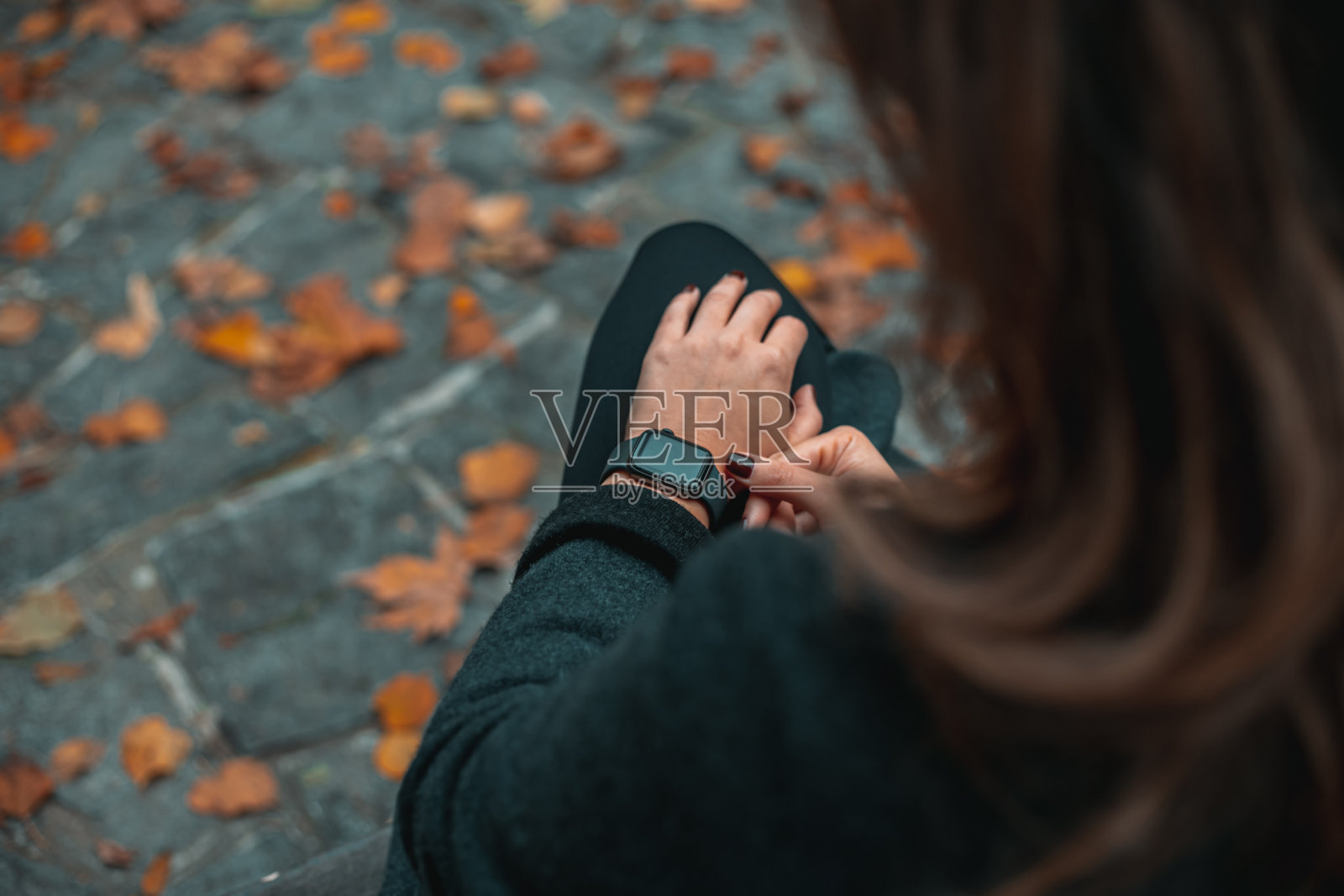 近距离后视图的年轻女子看智能手表查看时间的科技生活方式的概念照片摄影图片