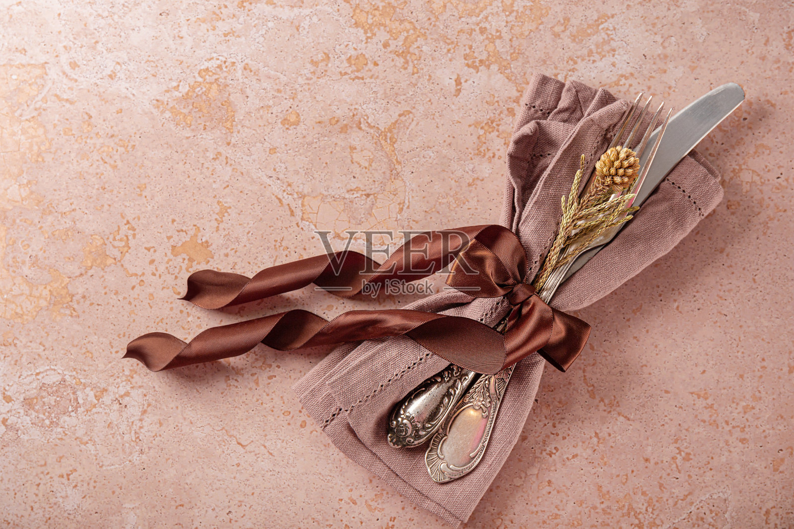 新年和圣诞节生态餐桌设置概念。银色餐具与生态圣诞饰品在米色背景顶视图照片摄影图片