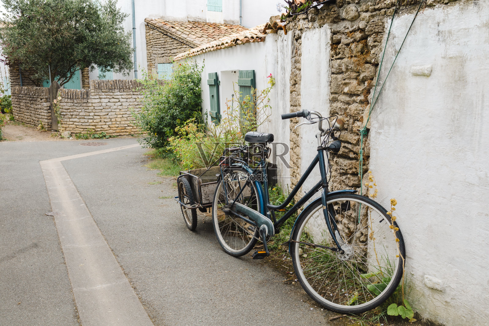 法国大西洋沿岸Île de r<s:1>河畔村庄的古雅街道照片摄影图片
