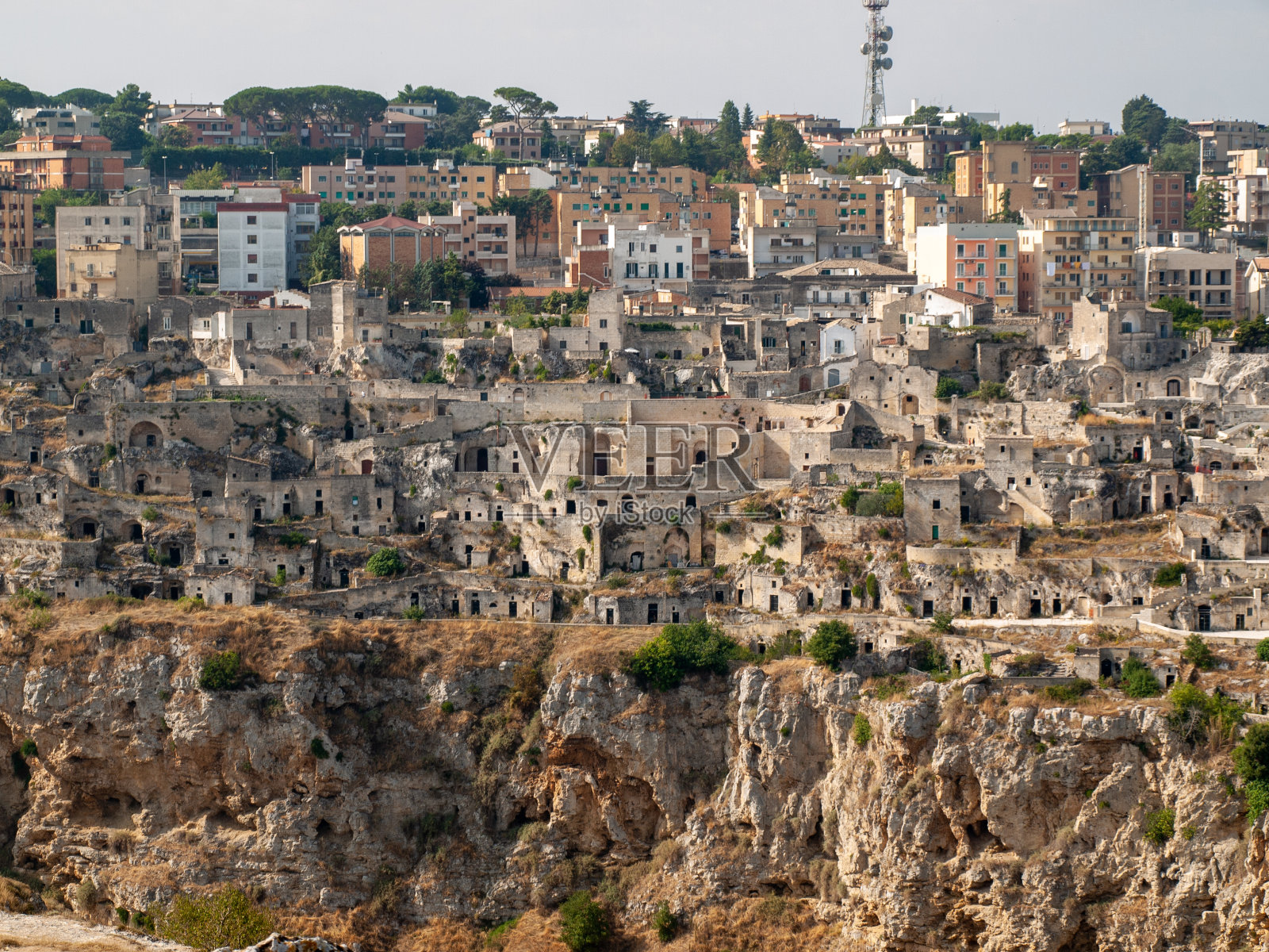从意大利巴西利卡塔的Murgia Timone观景台俯瞰马泰拉市历史街区Sassi di Matera全景照片摄影图片