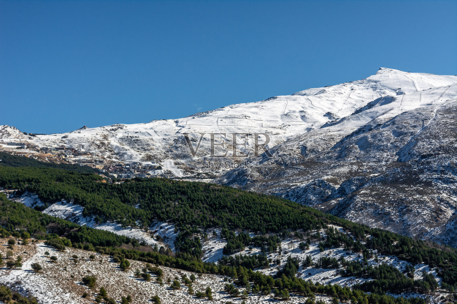 内华达山脉滑雪胜地的全景，滑雪者沿着斜坡滑雪照片摄影图片