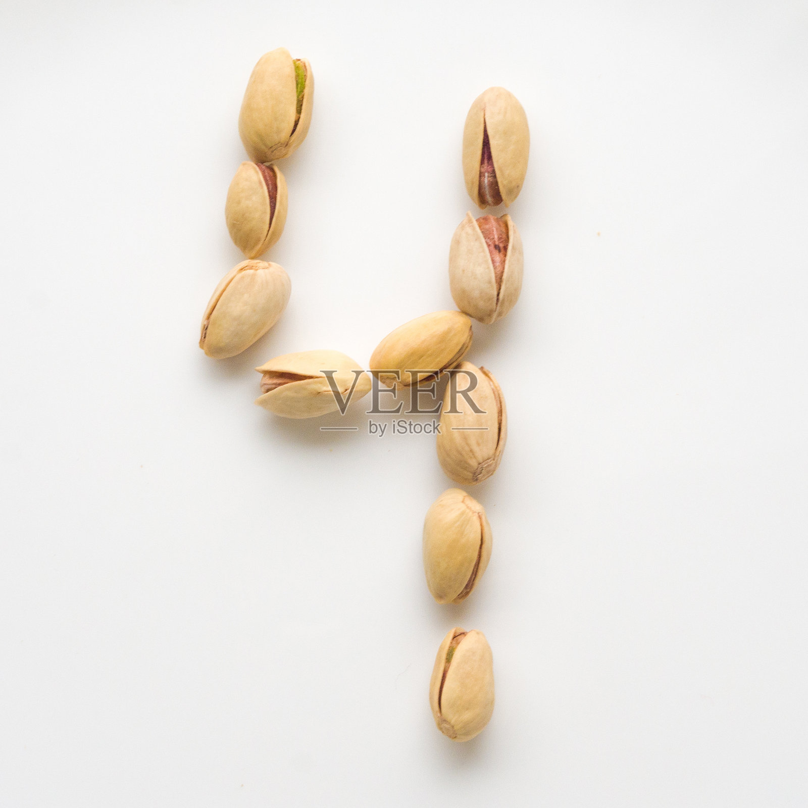 用开心果在白底上做成的数字照片摄影图片