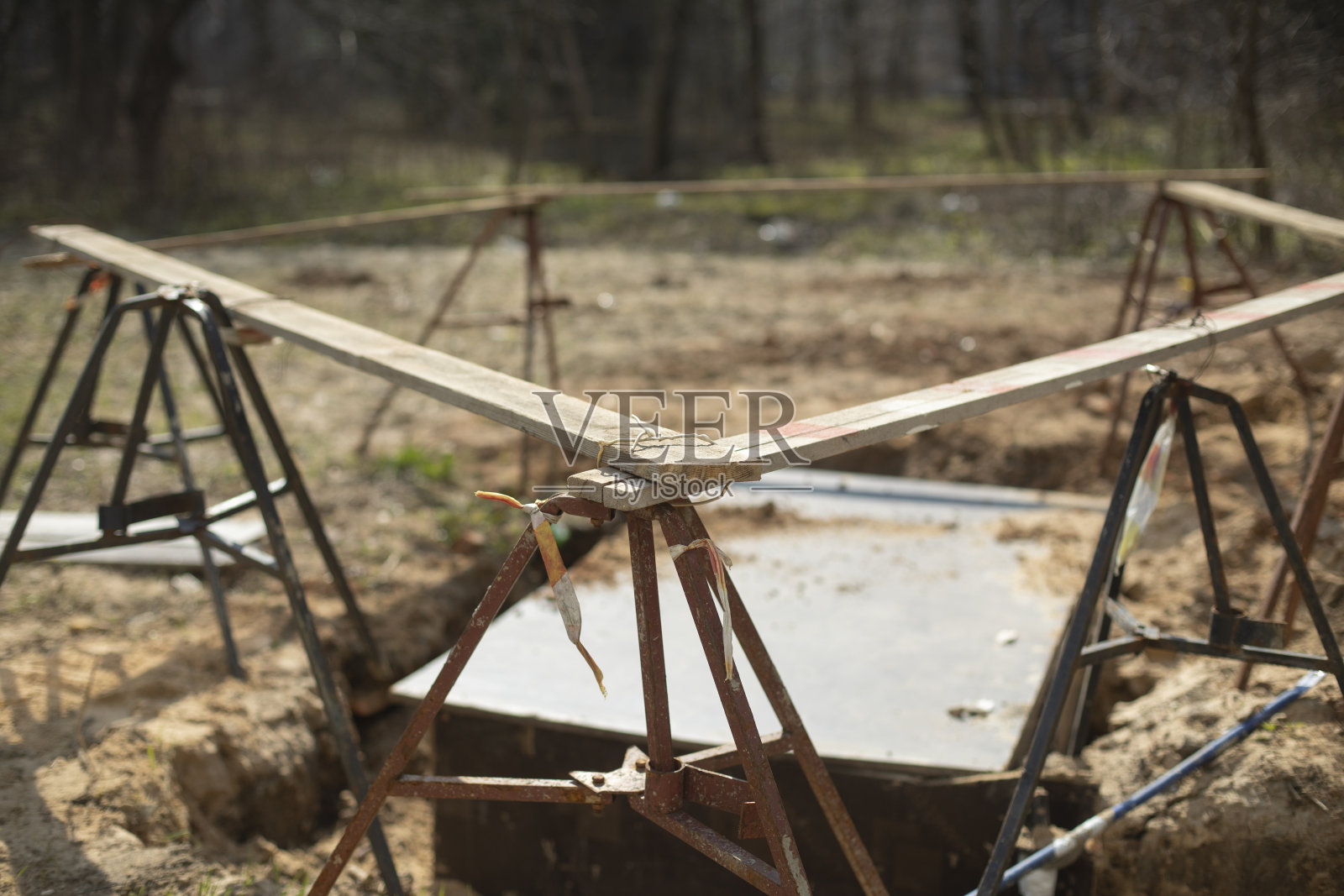 在建筑工地挖地。管道修复。建筑细节。照片摄影图片