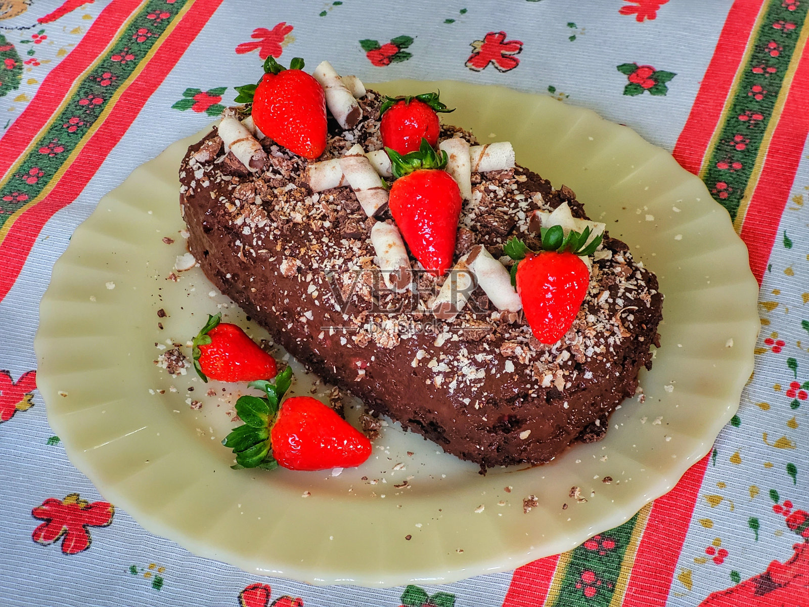 用可可、草莓、香蕉和香料手工制作的圣诞蛋糕照片摄影图片