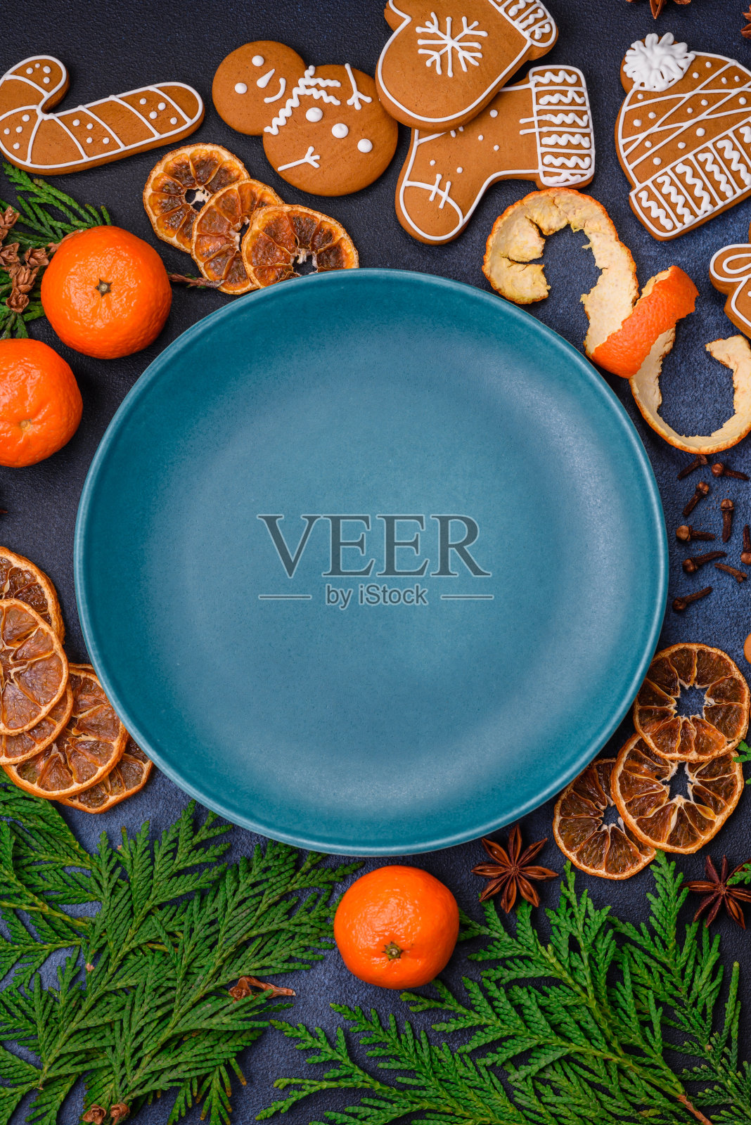 美丽喜庆的圣诞组成的一个空盘子，橘子和姜饼照片摄影图片