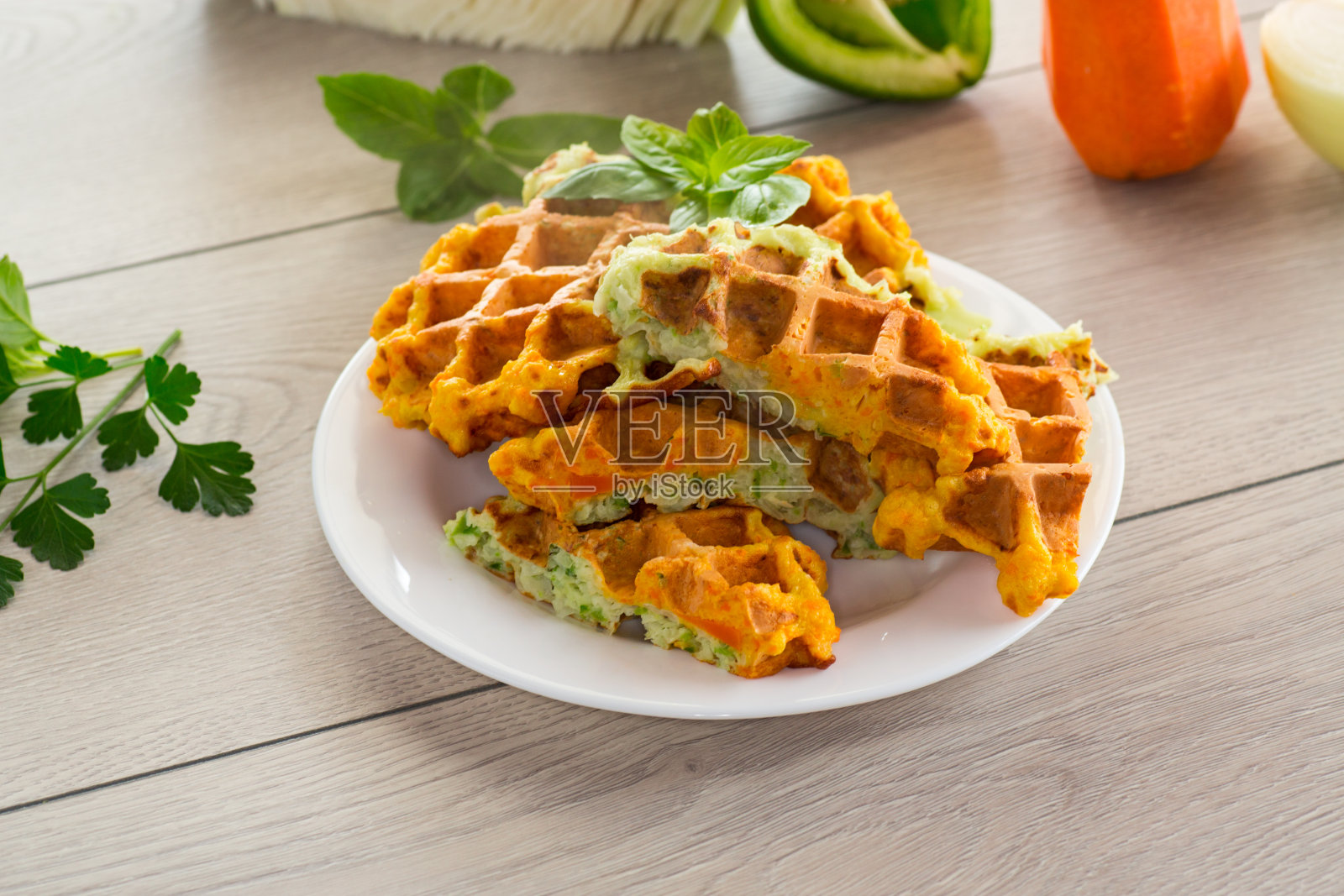 由卷心菜和胡萝卜做成的双色蔬菜华夫饼。照片摄影图片