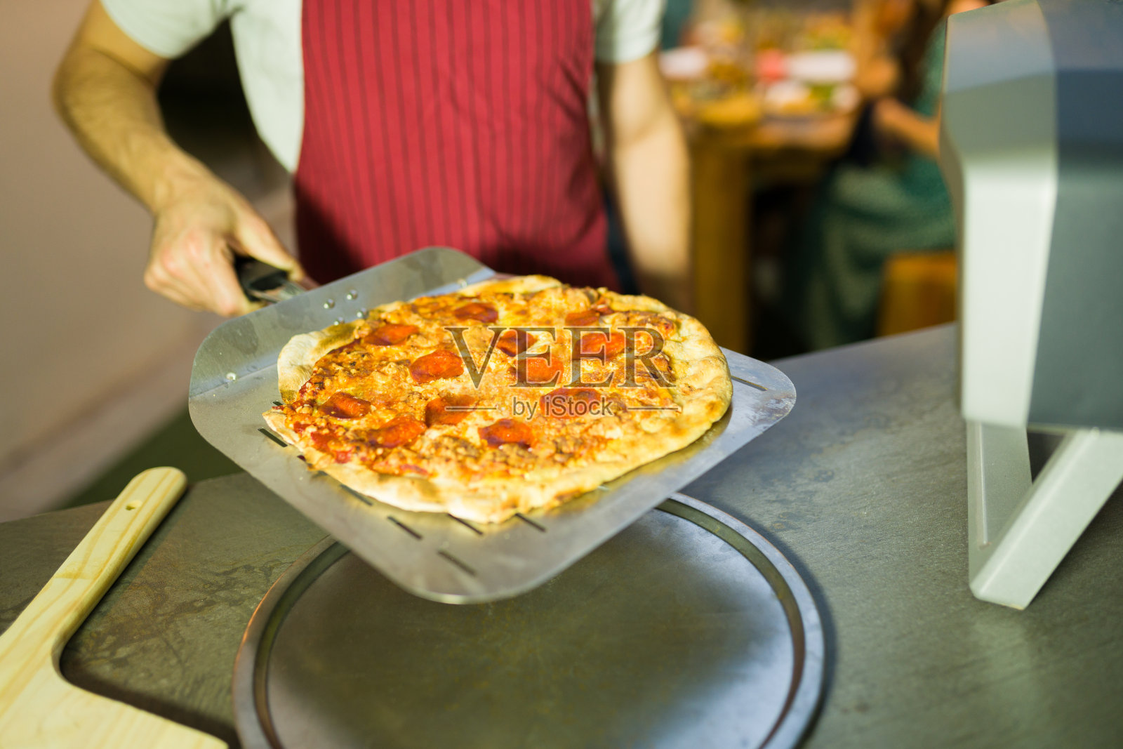 主人在后院为他的朋友烤披萨照片摄影图片