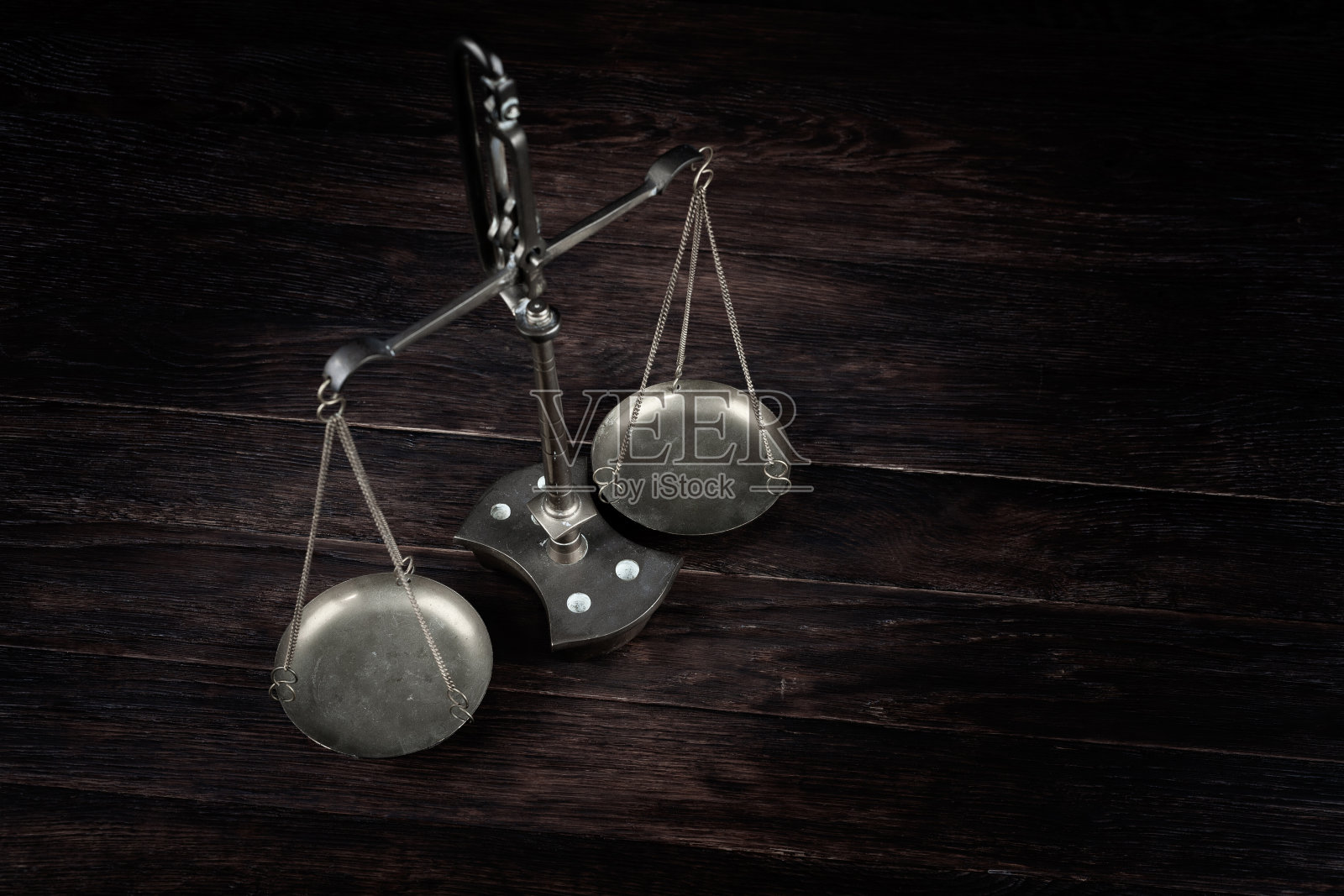 木制桌子上的青铜传统天平照片摄影图片