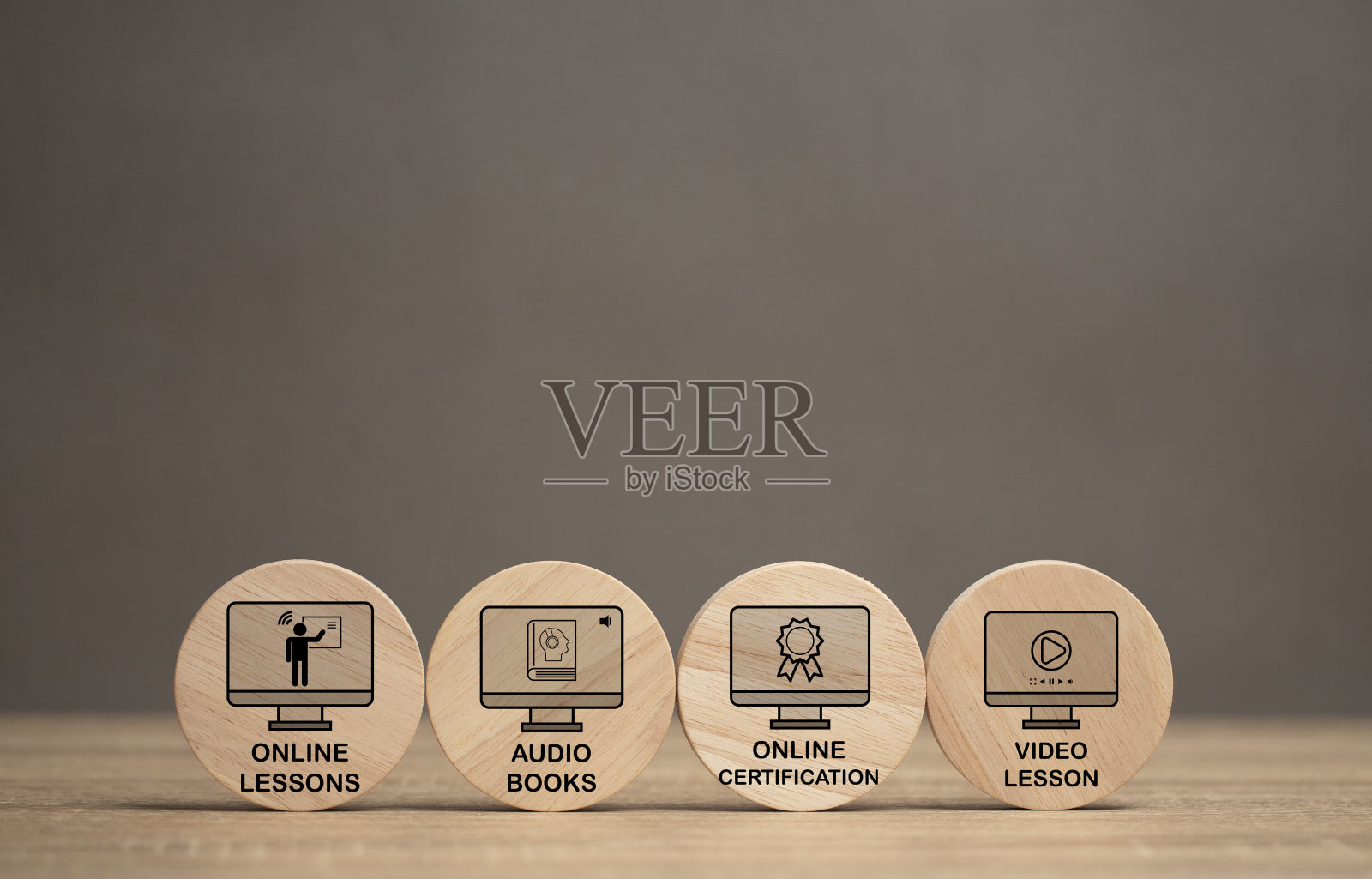 关于在线电子学习的概念。在线数字素养教育。网络空间虚拟屏幕培训班。大学生网站学习服务器室。使用笔记本电脑，手机，网站。照片摄影图片