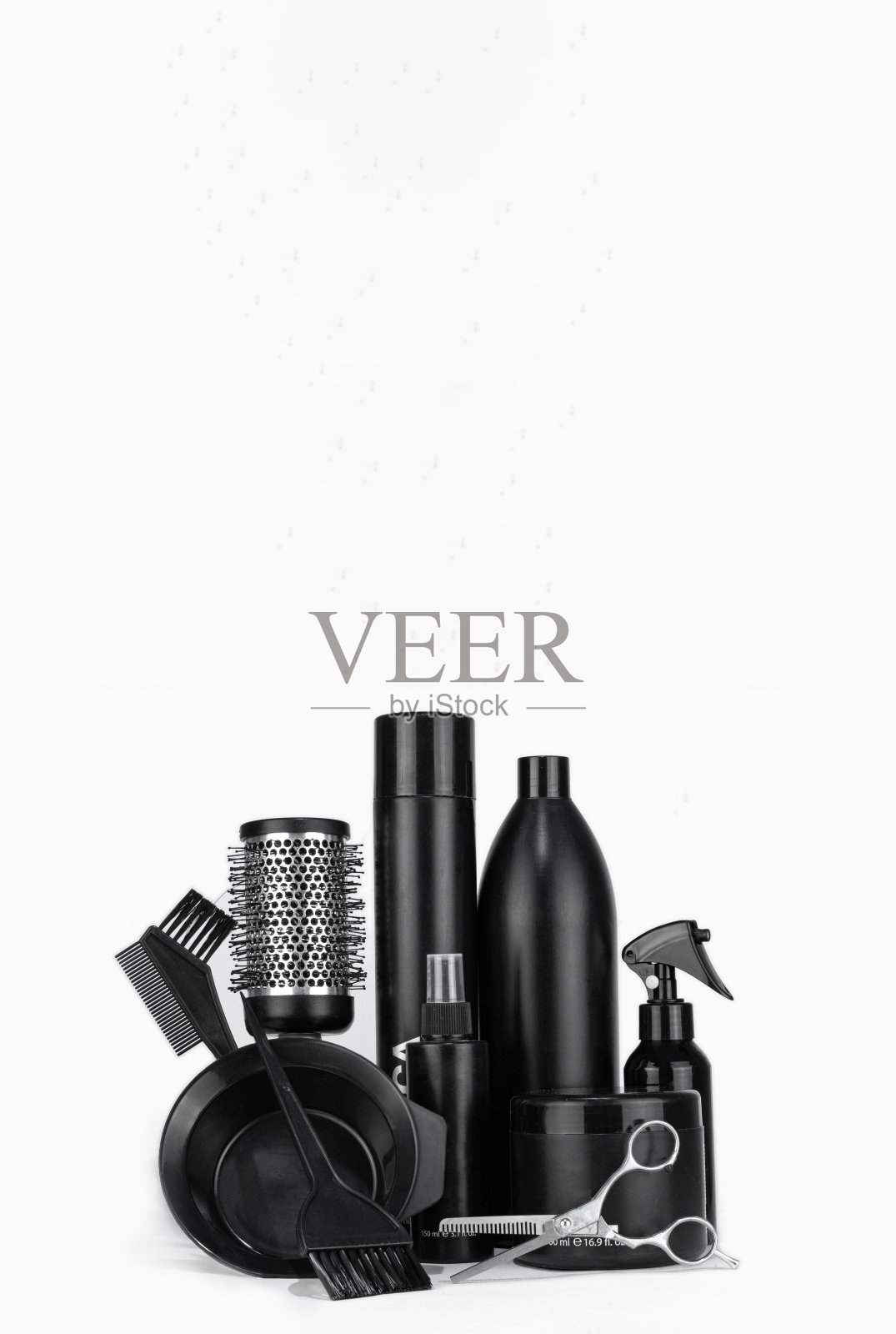 专业项目的理发师，理发在一个白色的背景。构图用剪刀，其他发型师的配件在白色背景。专业发型师的配件。照片摄影图片