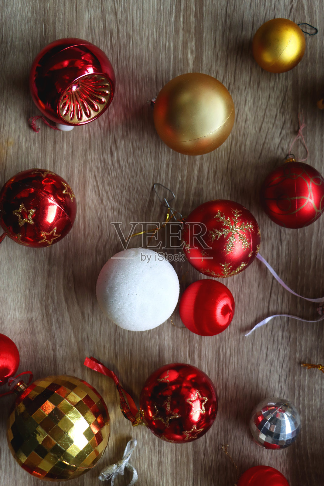 红色，金色和白色的圣诞饰品照片摄影图片