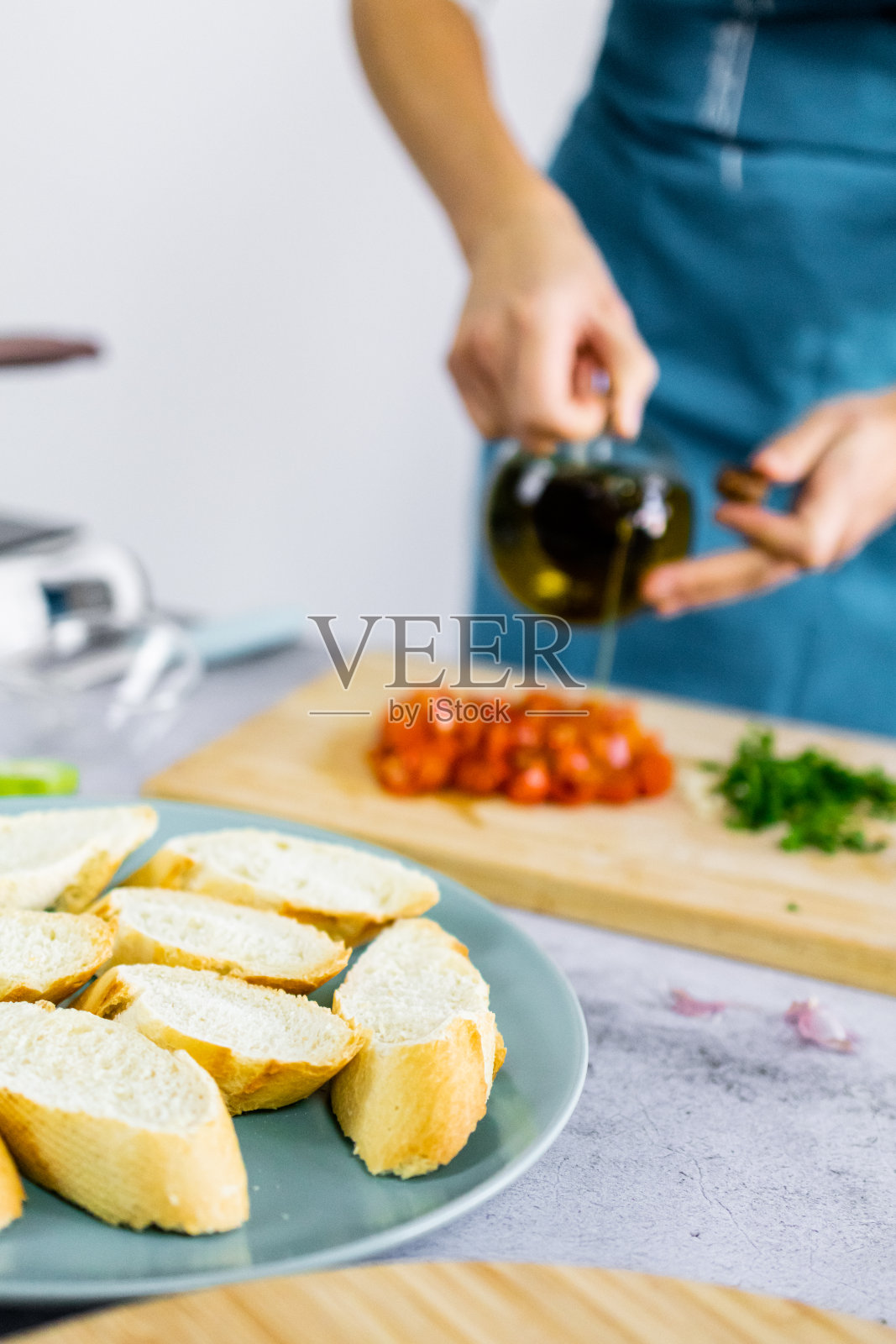 为健康膳食准备食材。素食午餐或素食晚餐的概念。法式长棍面包可以和蔬菜一起吃了。照片摄影图片