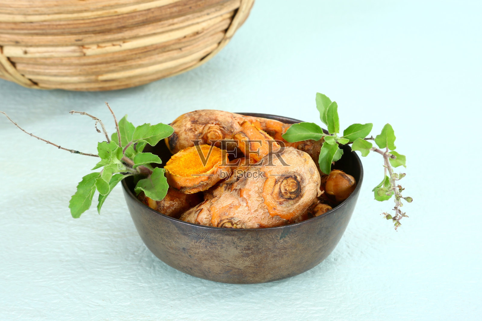 Kacchi haldi或生姜黄，印度香料照片摄影图片