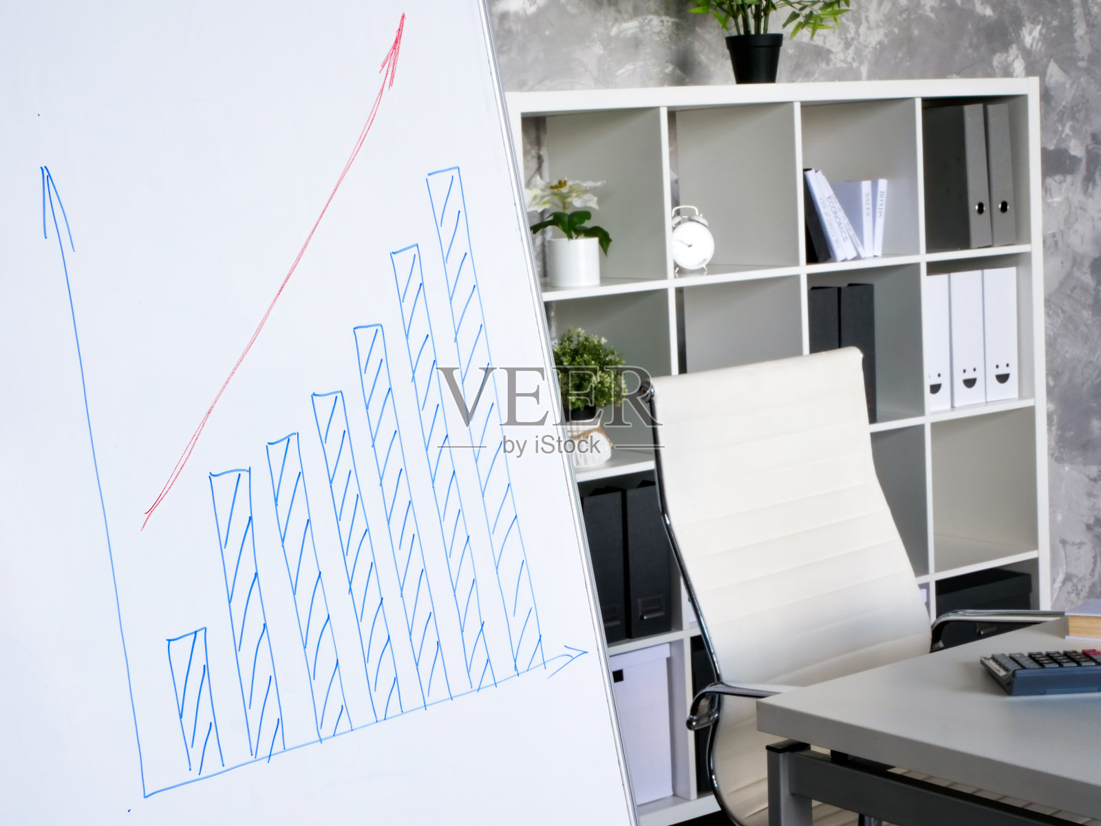 白板上画着成长的图形，象征着商业上的成功。照片摄影图片