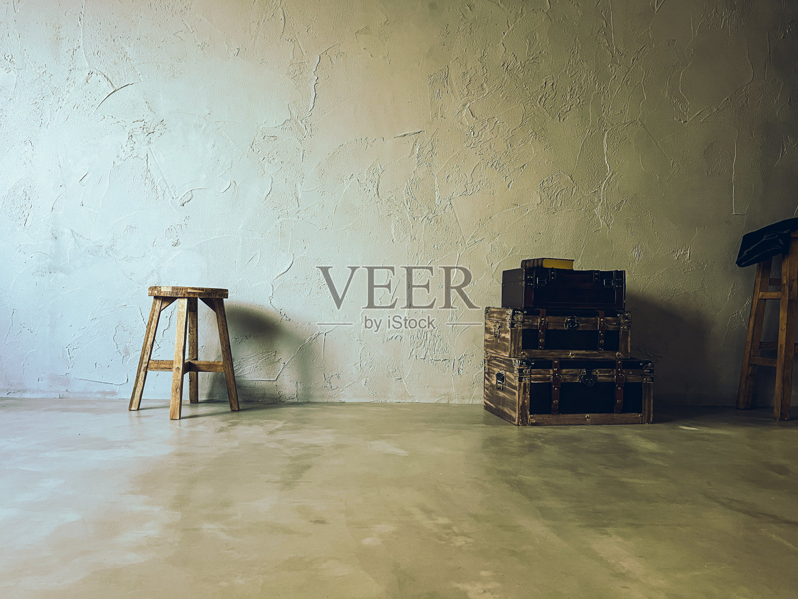 古董旅行袋和白色房间照片摄影图片