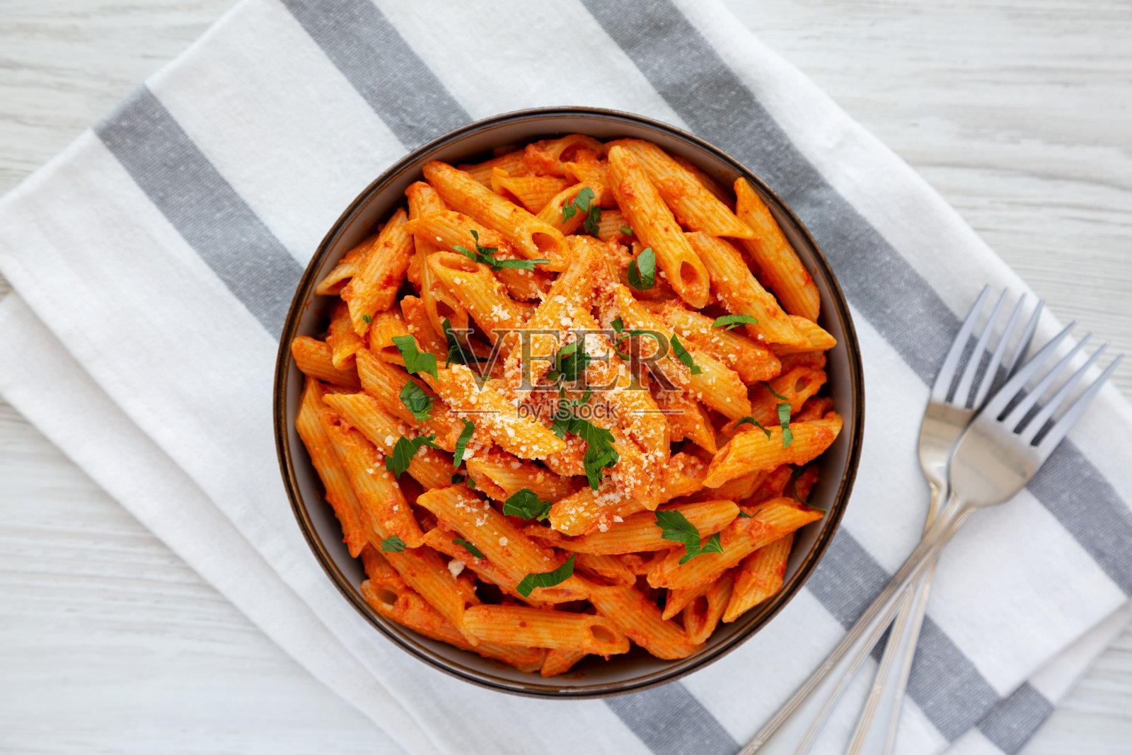 用剩下的奶酪和欧芹酱自制的Penne真主安拉伏特加，俯视图。从上面看，头顶上平躺着。照片摄影图片