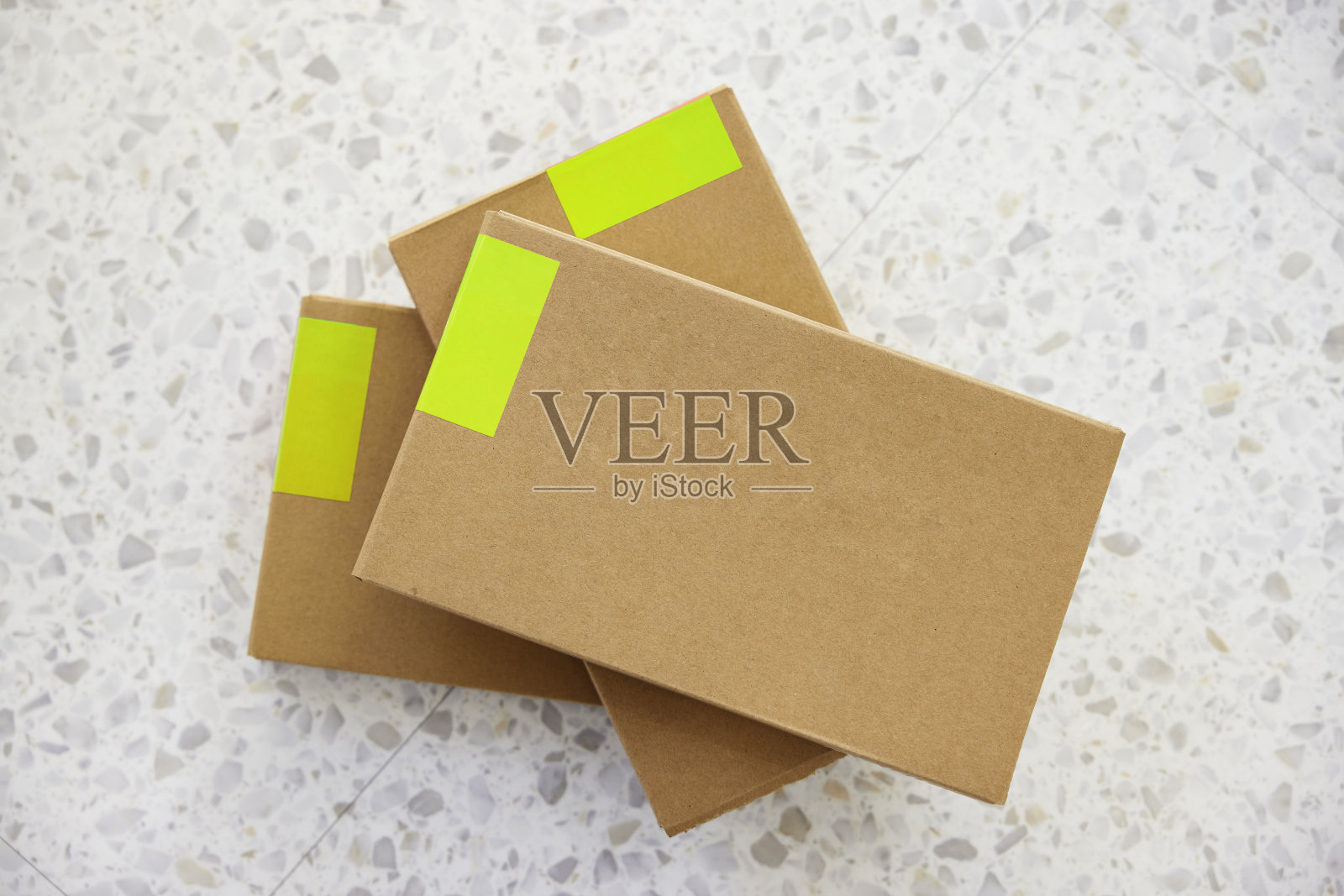 图案背景上的棕色纸板箱照片摄影图片