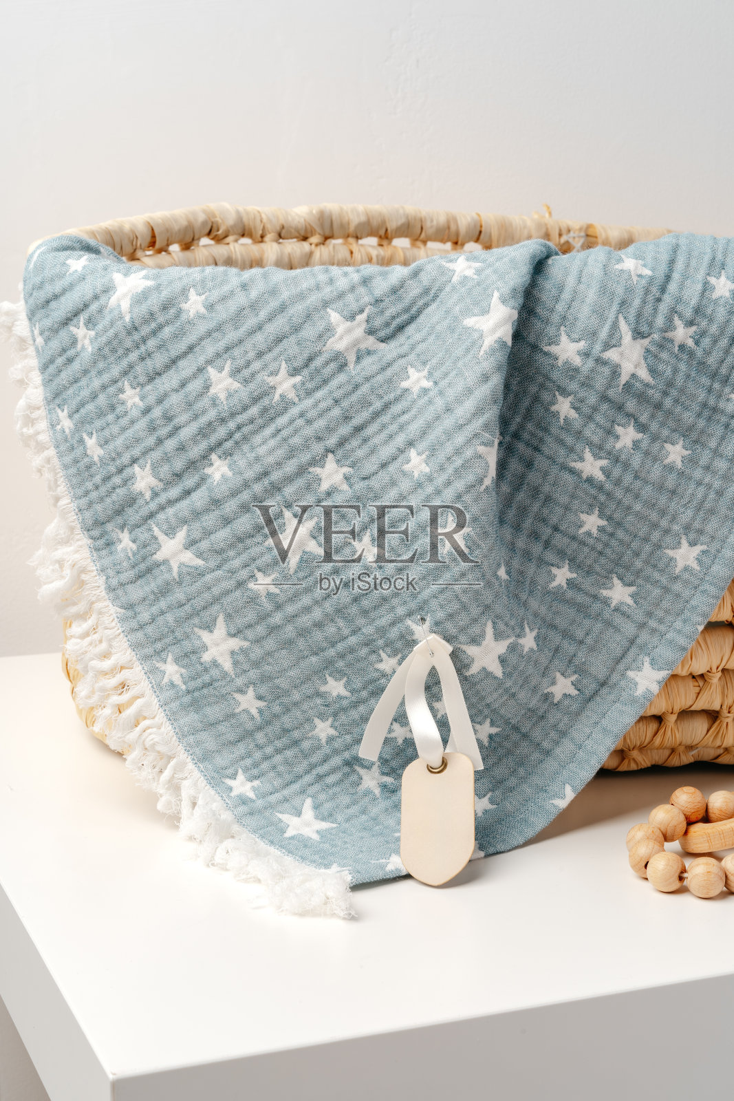 婴儿房的婴儿摇篮里有棉布毯子和木制玩具照片摄影图片