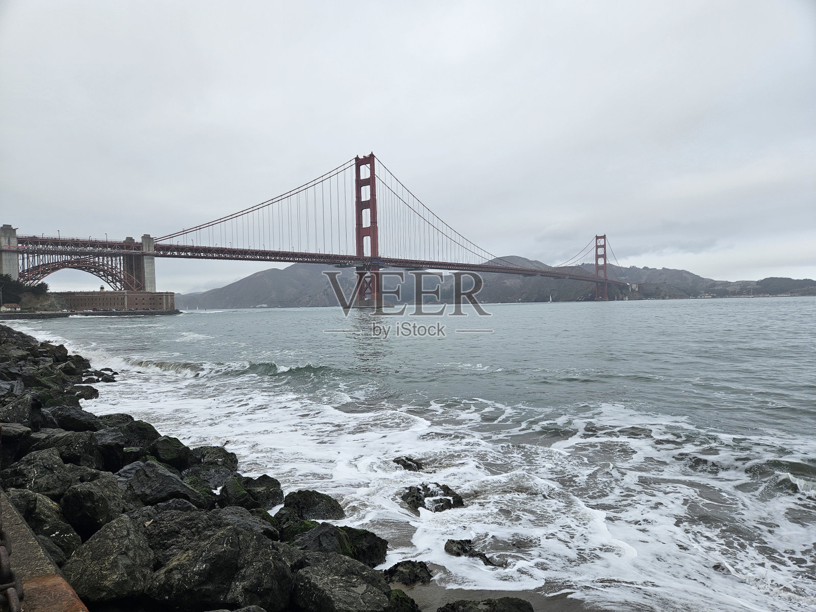 从海湾的海岸线俯瞰加州旧金山的金门大桥照片摄影图片