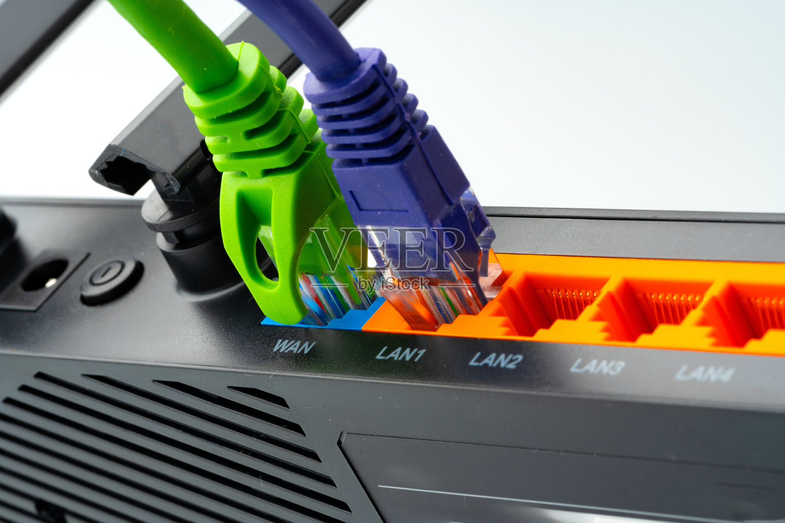 现代路由器与电缆插入近距离照片摄影图片